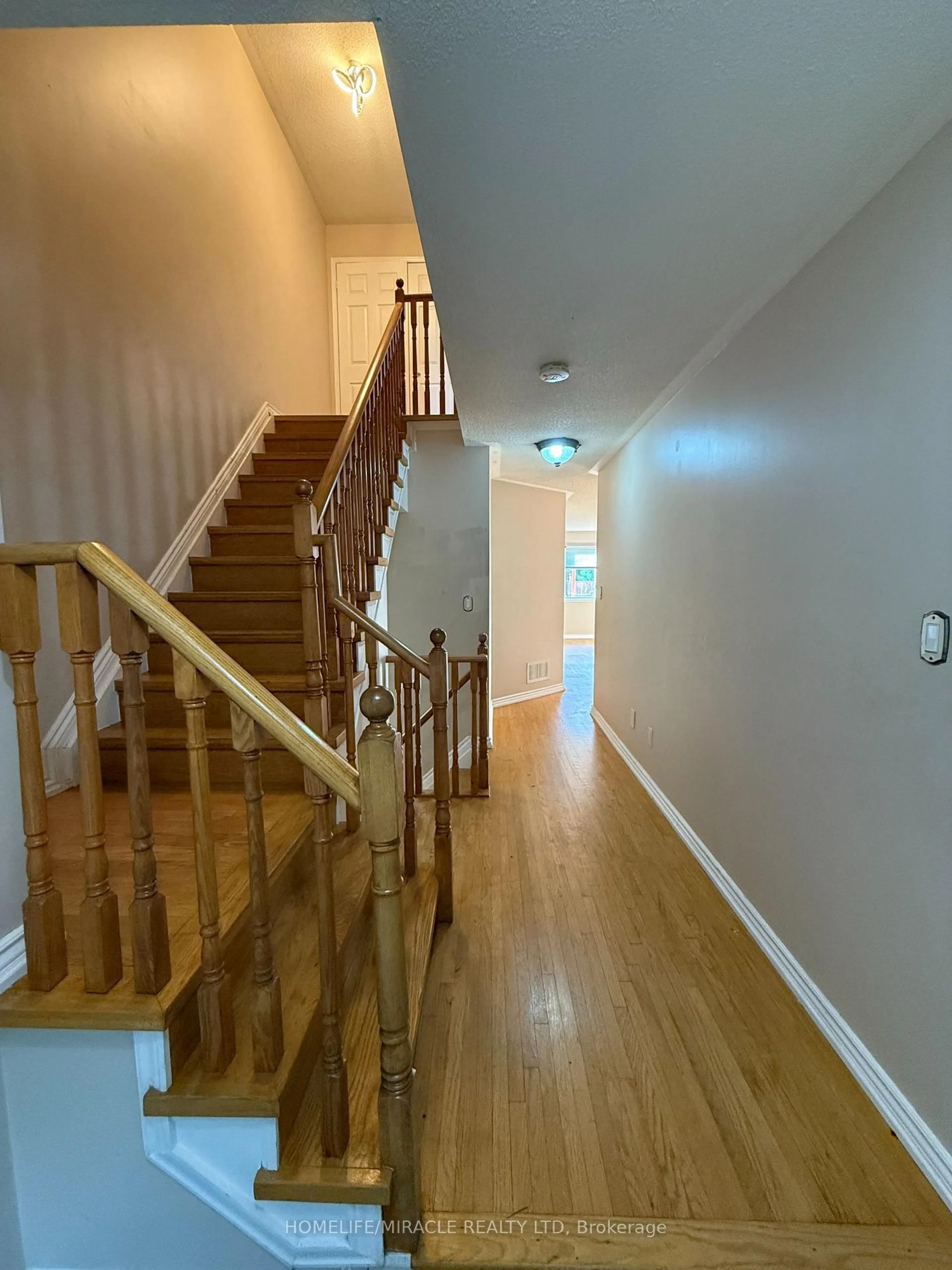 Indoor foyer for 10 Wuthering Heights Rd, Toronto Ontario M1C 5H6