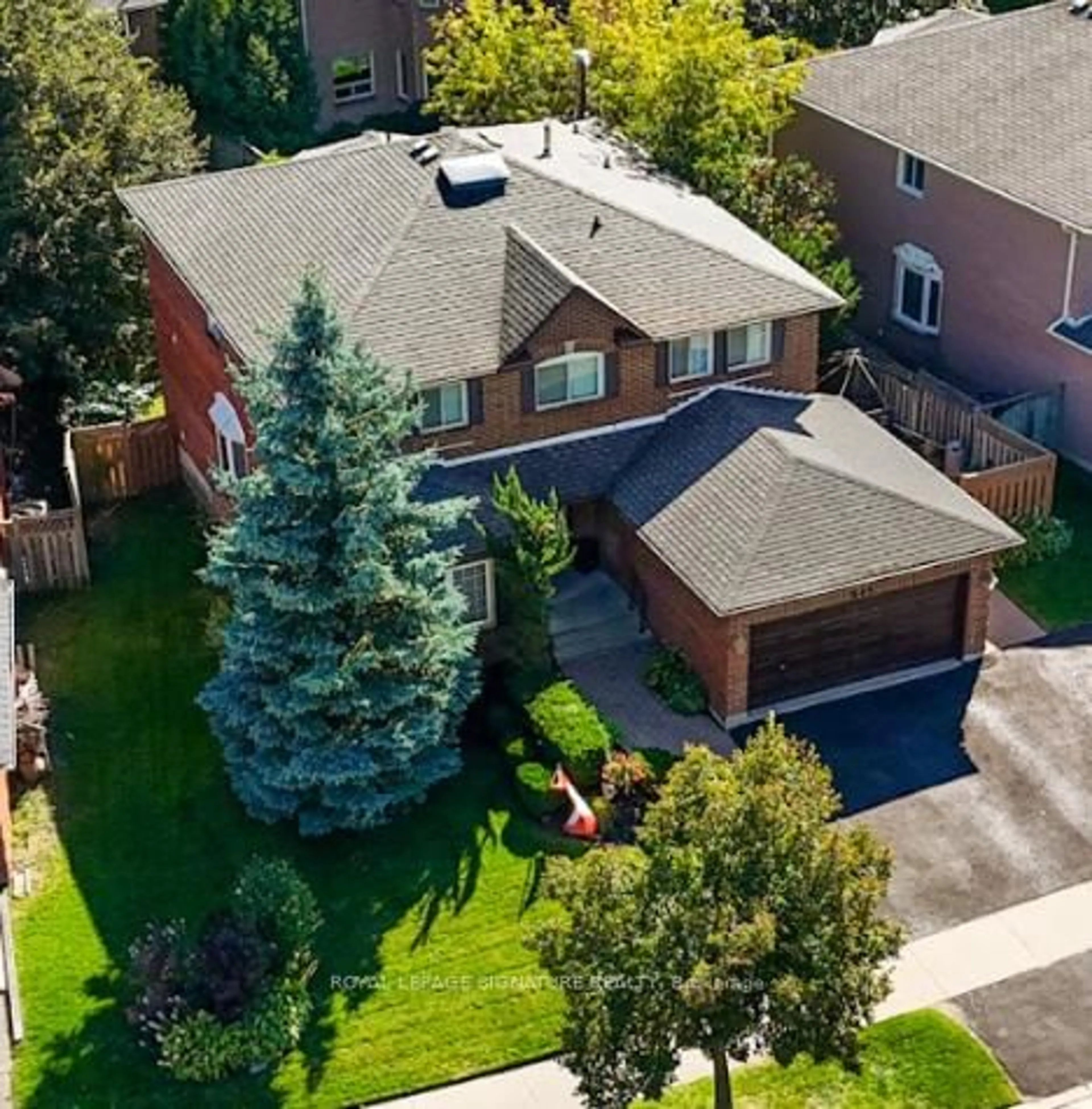 A pic from outside/outdoor area/front of a property/back of a property/a pic from drone, street for 583 Foxwood Tr, Pickering Ontario L1V 4R3