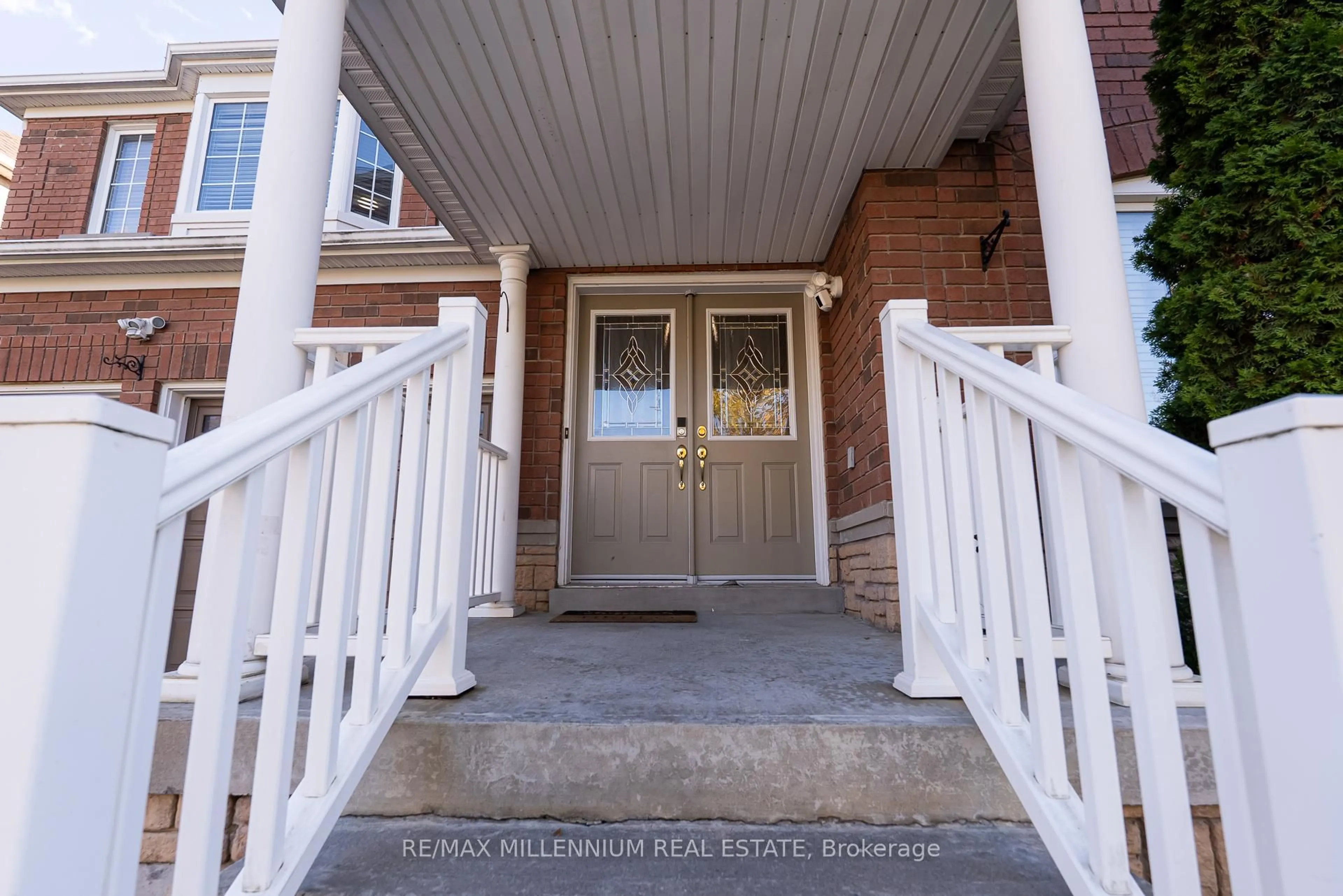 Indoor entryway for 25 Bevan Cres, Ajax Ontario L1T 4N3