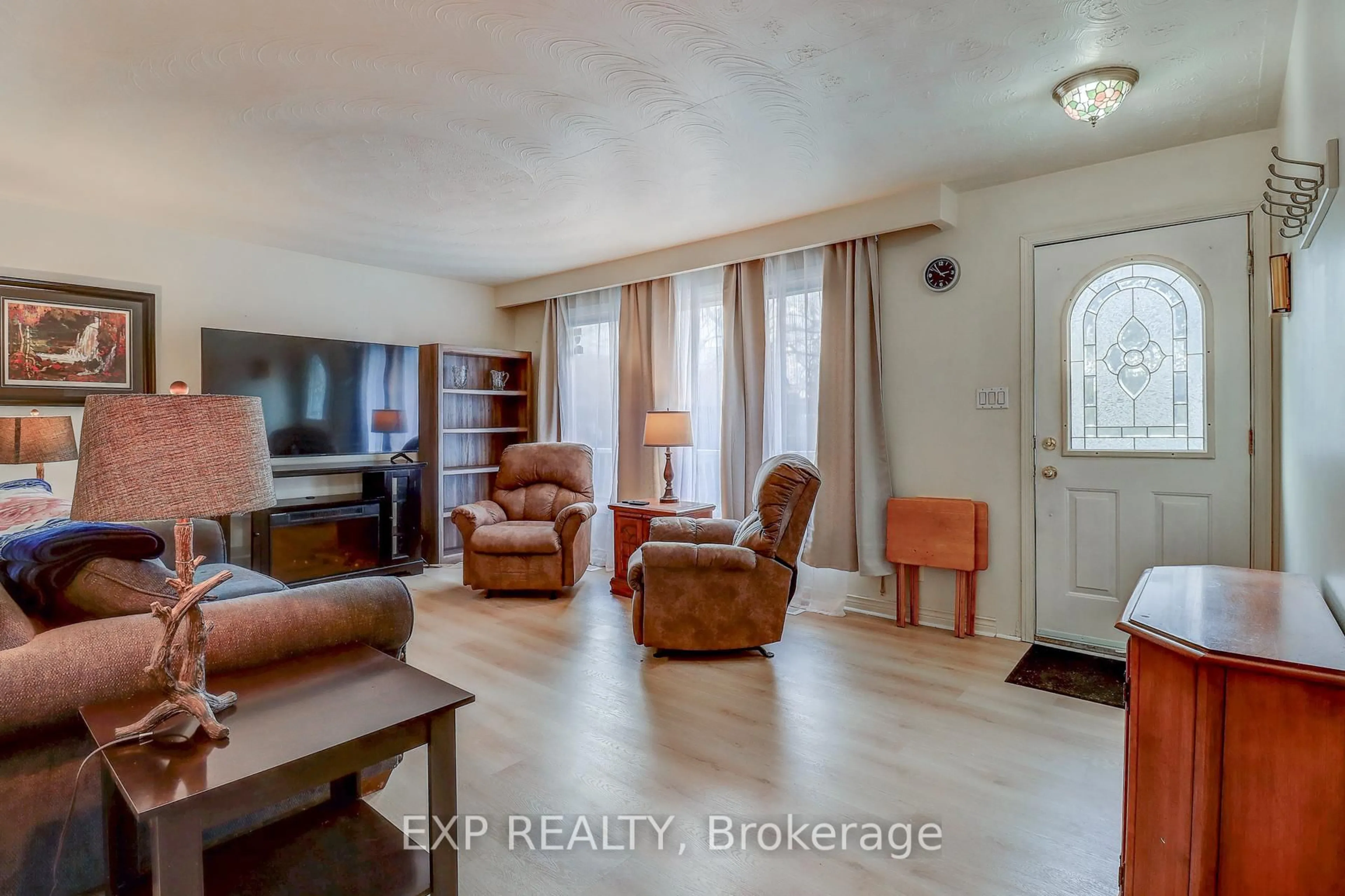 Living room with furniture, unknown for 297 Linden St, Oshawa Ontario L1H 6R3