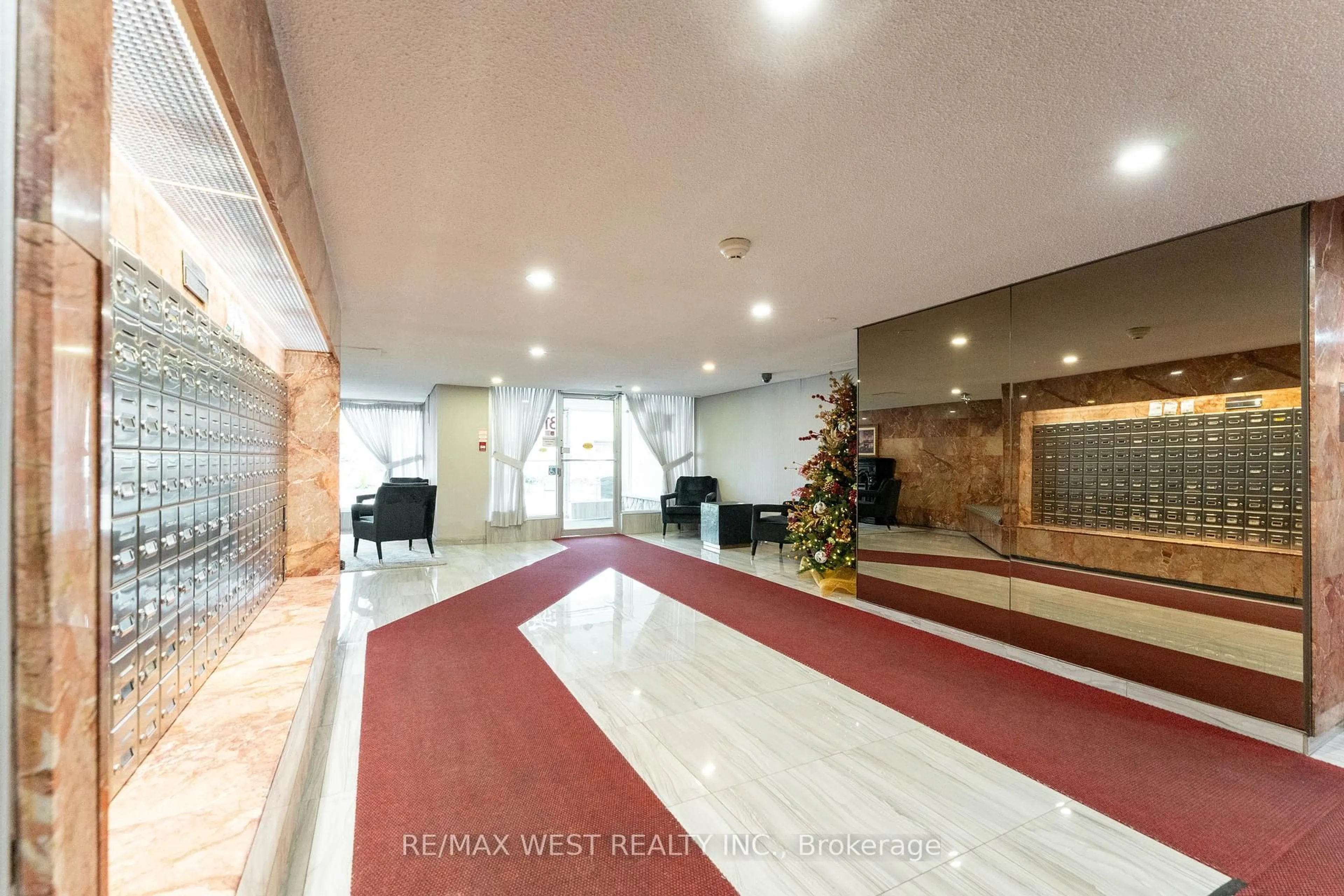 Indoor foyer for 3151 Bridletowne Circ #2307, Toronto Ontario M1W 2T1