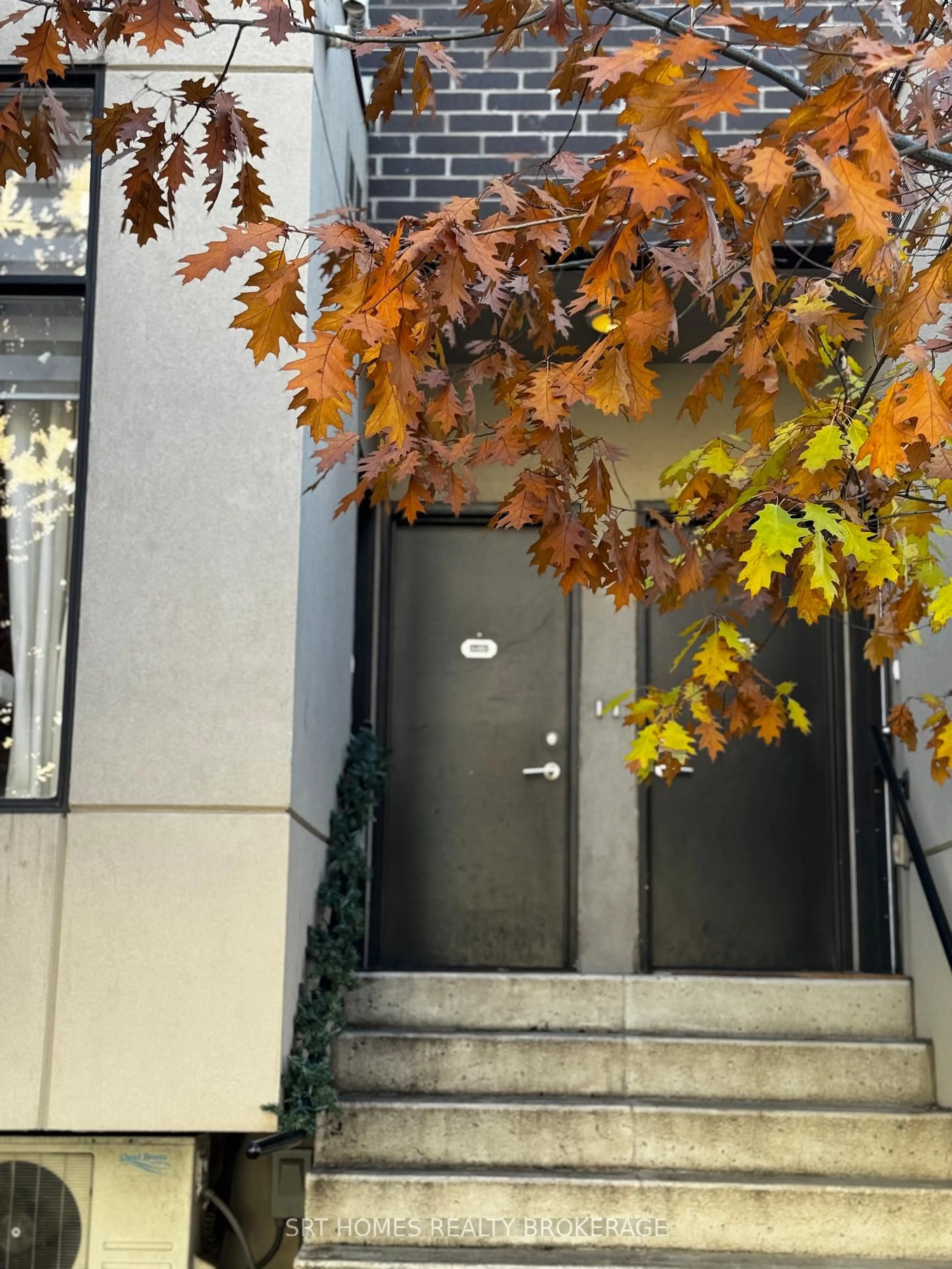 Indoor entryway for 1321 Gerrard St #9, Toronto Ontario M4L 3X1