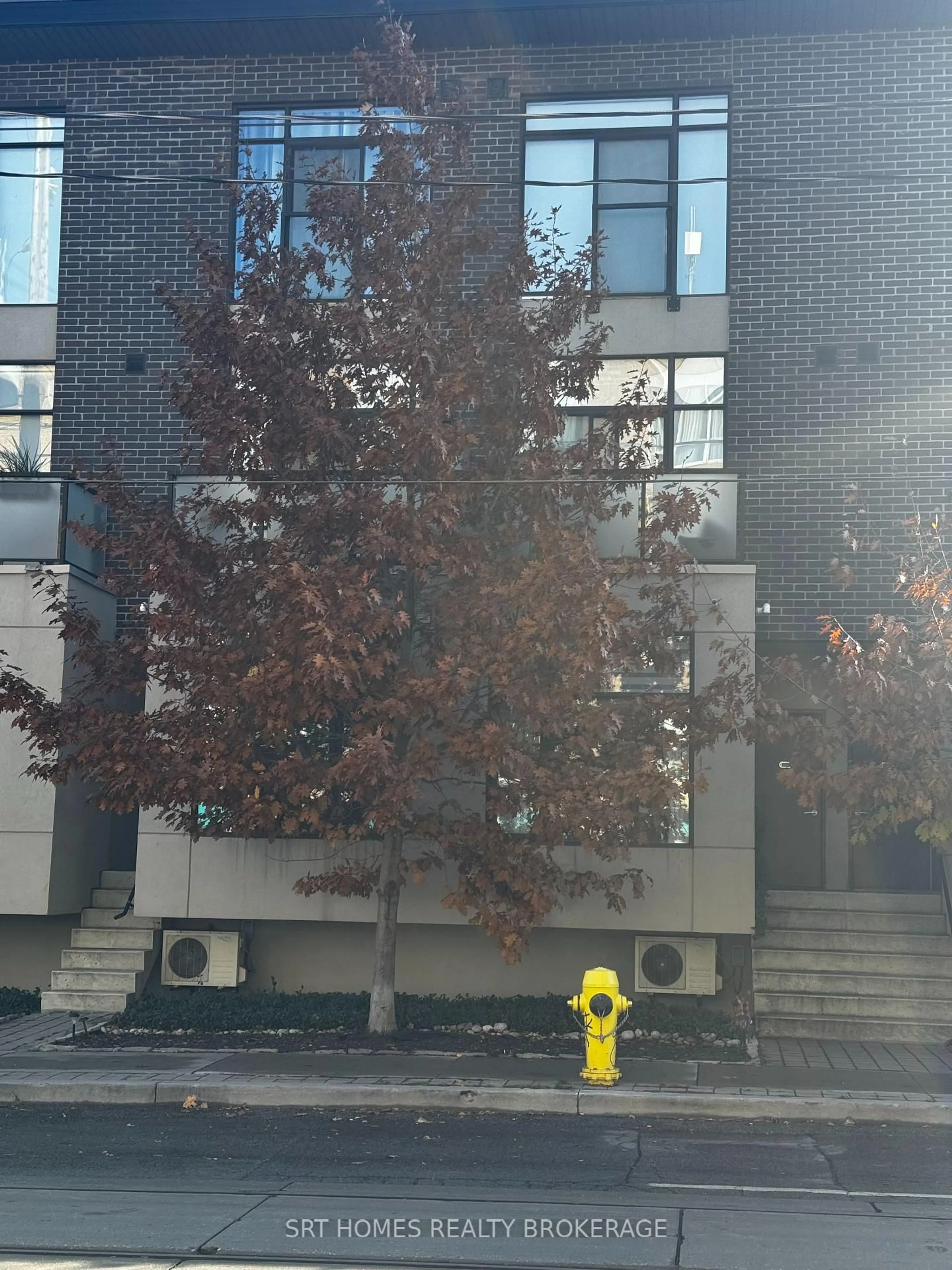 Blurry image for 1321 Gerrard St #9, Toronto Ontario M4L 3X1