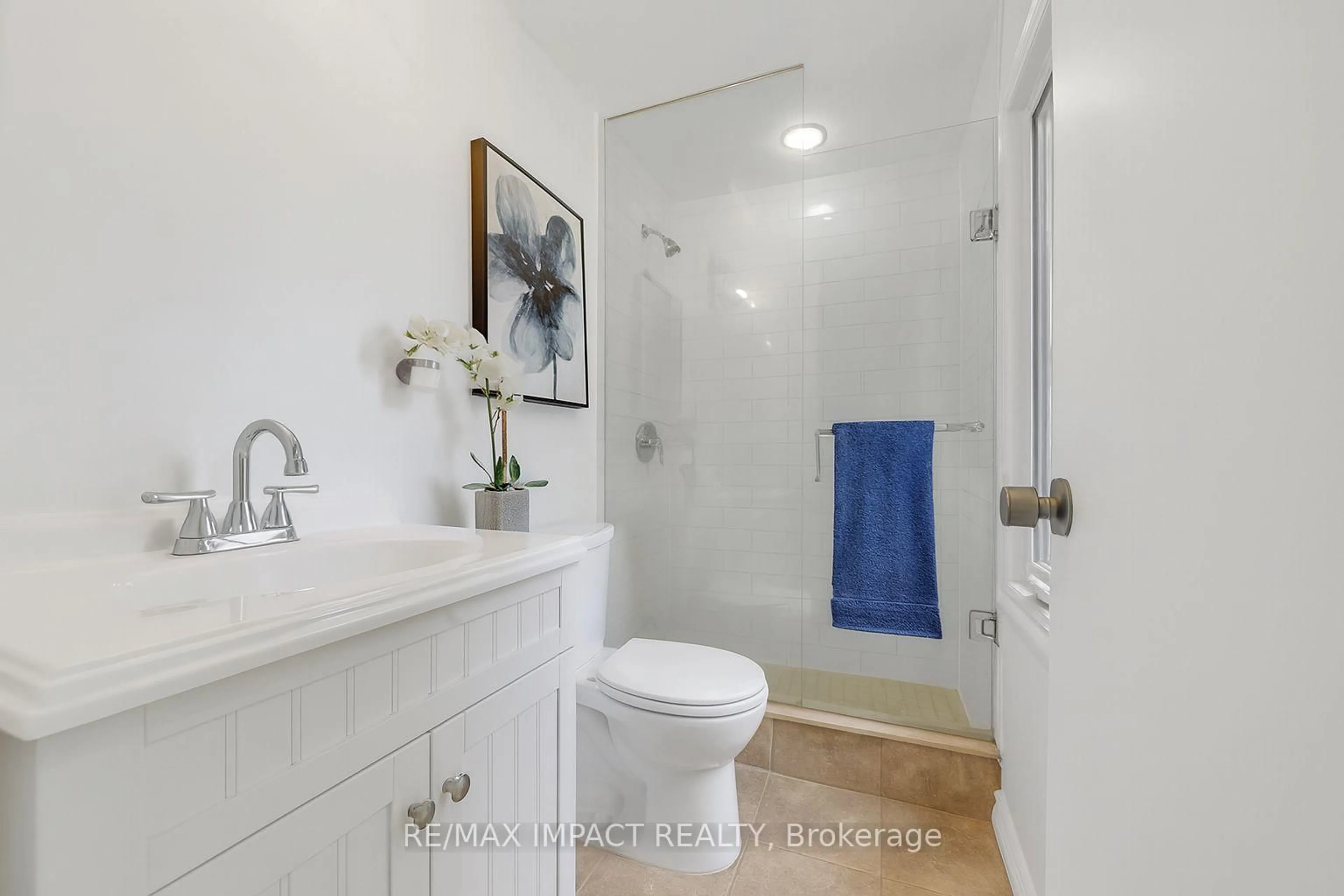 Standard bathroom, ceramic/tile floor for 77 Stuart Rd, Clarington Ontario L1E 2A2