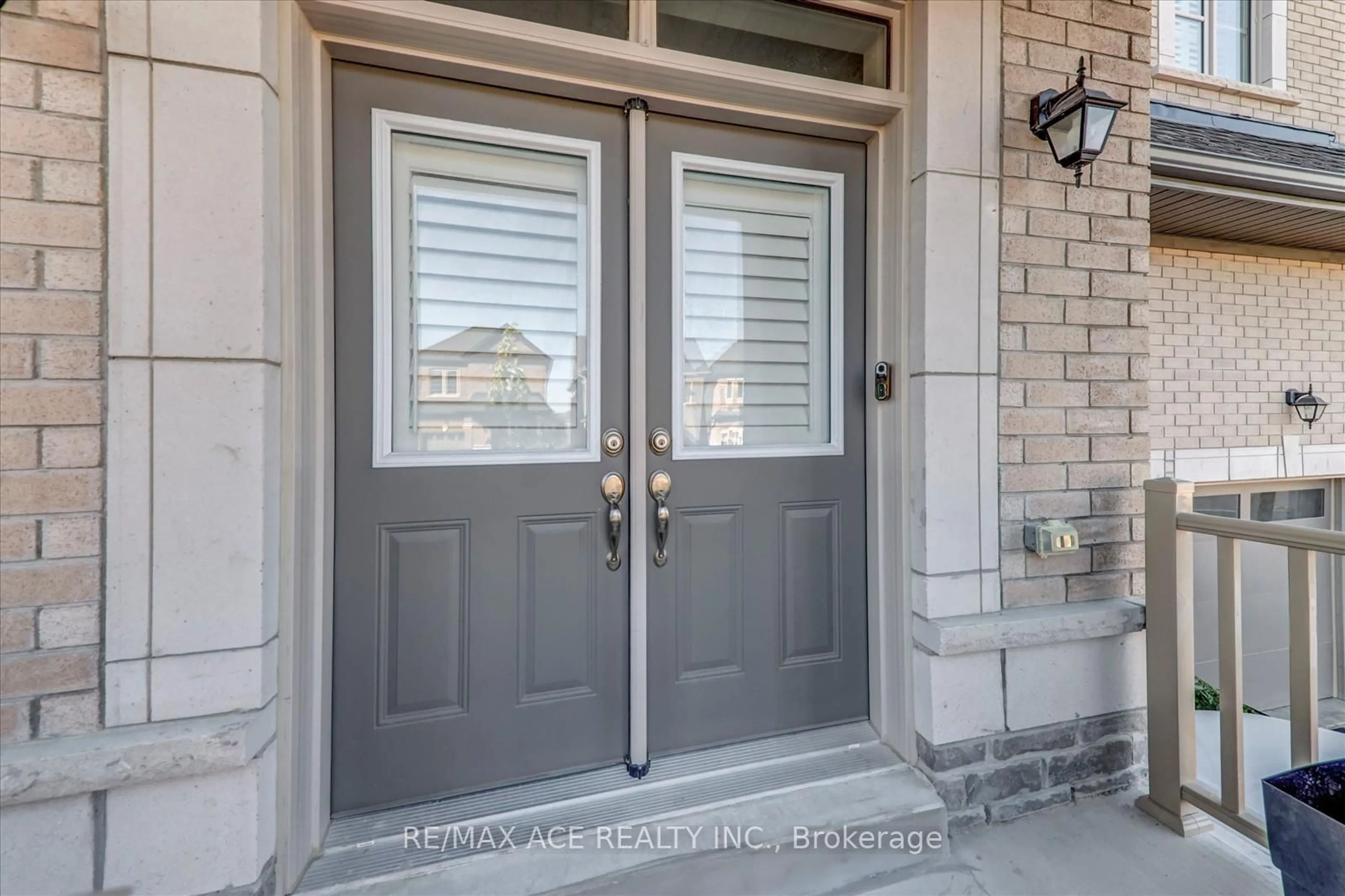 Indoor entryway for 1152 Skyridge Blvd, Pickering Ontario L1X 0M4