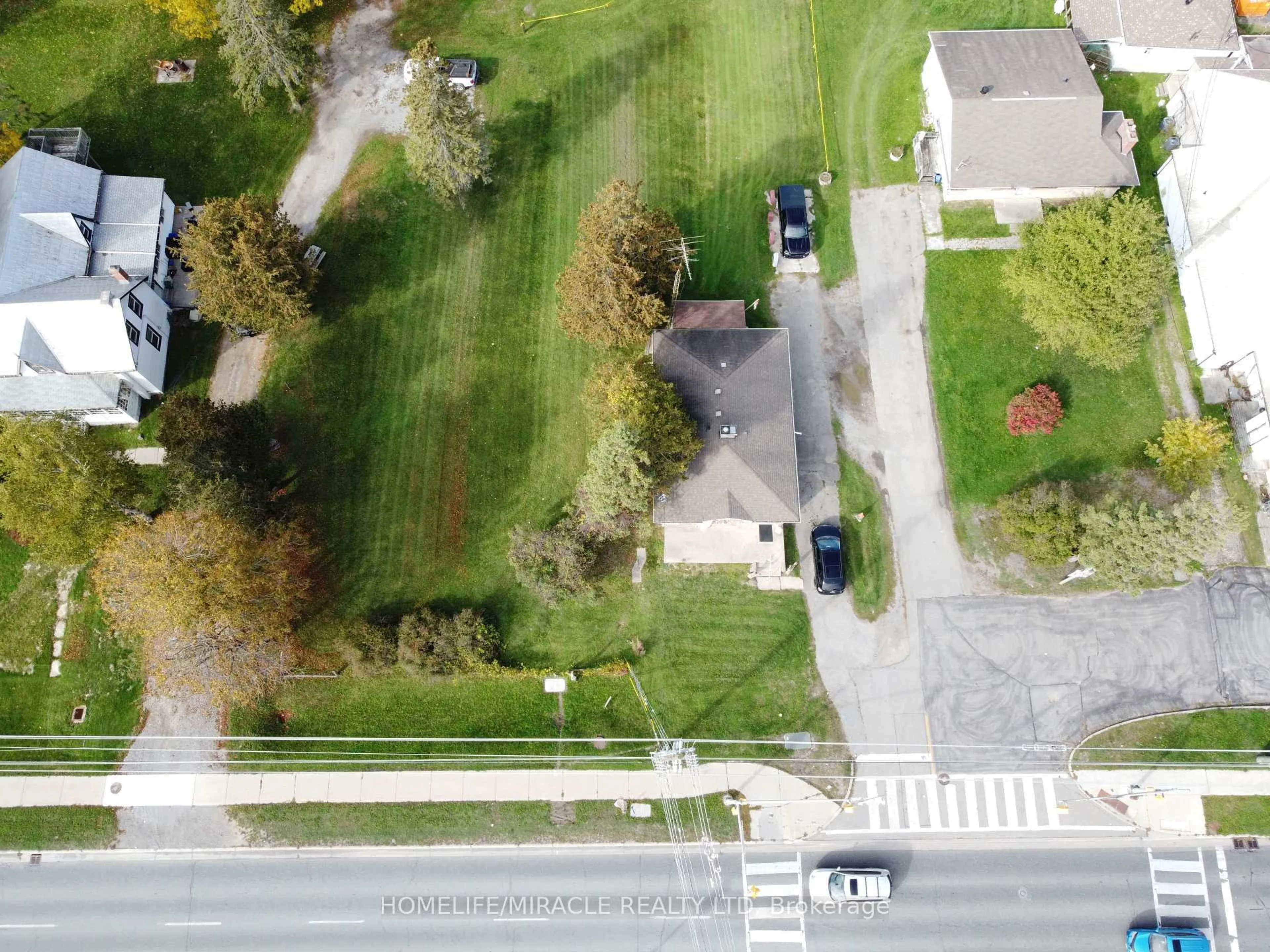 A pic from outside/outdoor area/front of a property/back of a property/a pic from drone, street for 1898 Kingston Rd, Pickering Ontario L1V 1C8