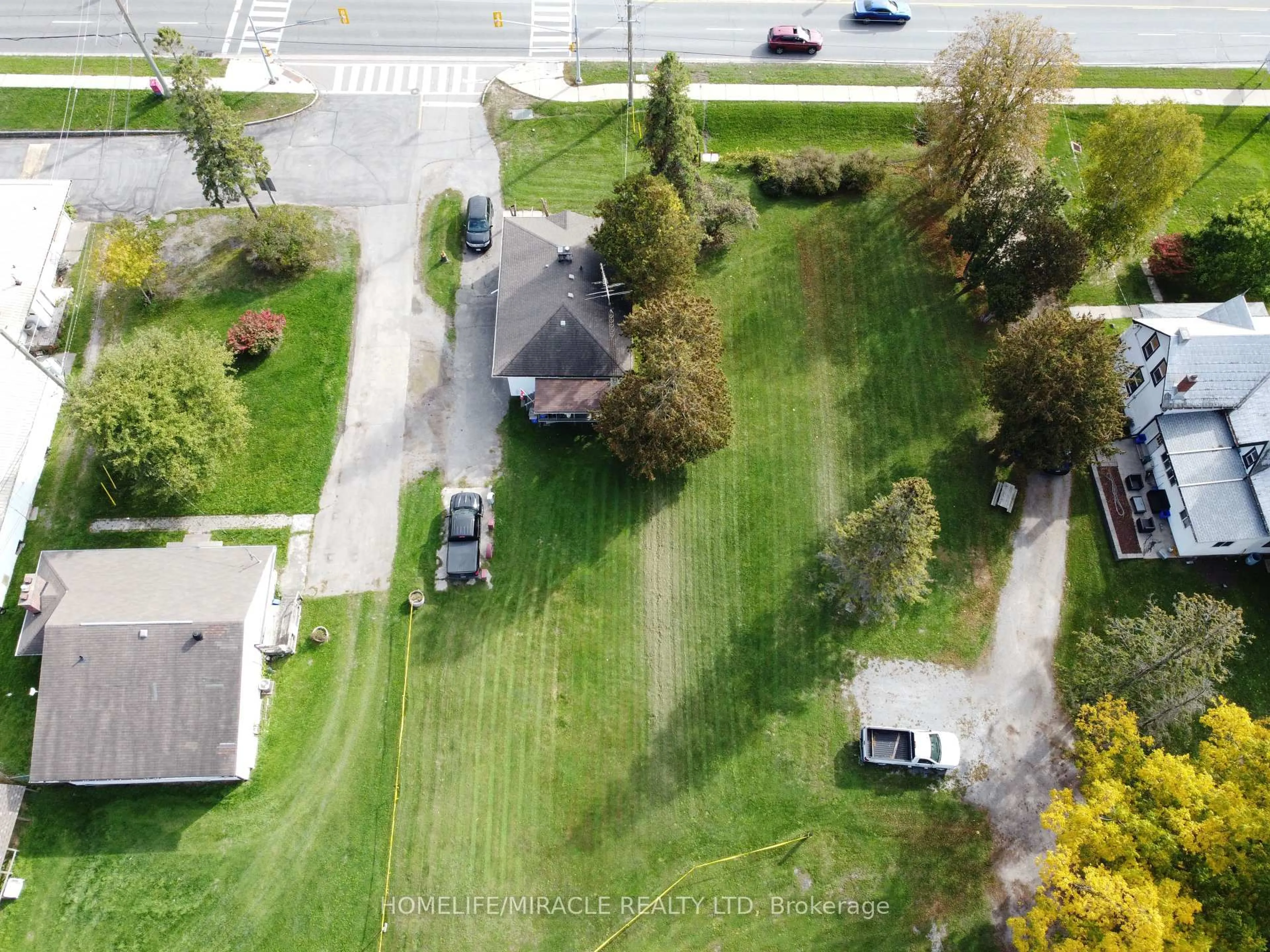 A pic from outside/outdoor area/front of a property/back of a property/a pic from drone, street for 1898 Kingston Rd, Pickering Ontario L1V 1C8