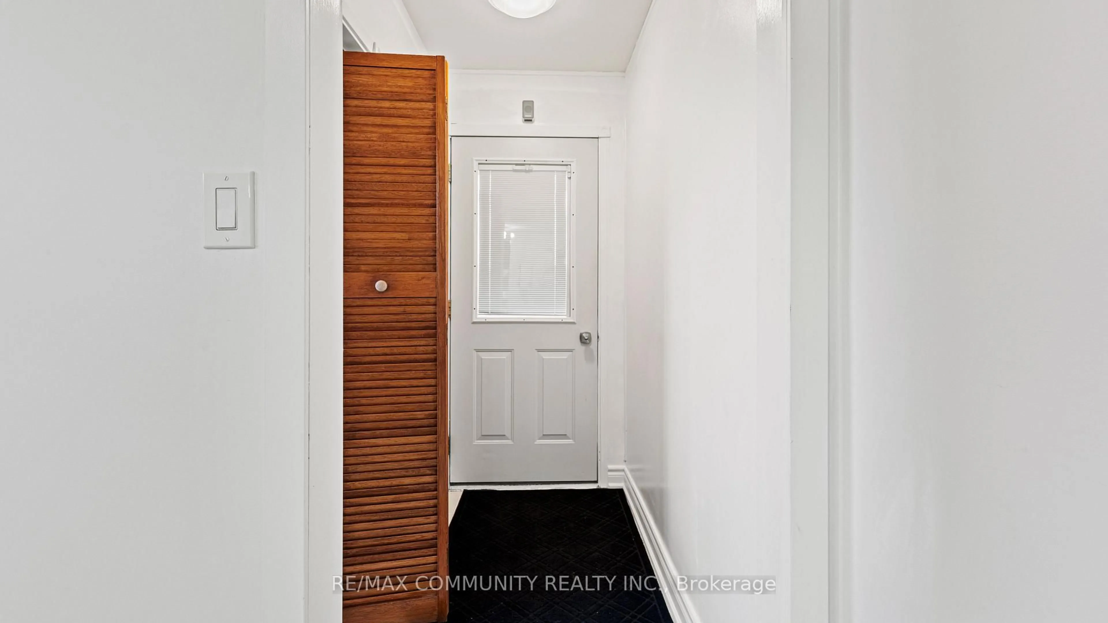 Indoor entryway for 855 Zator Ave, Pickering Ontario L1W 1Y2