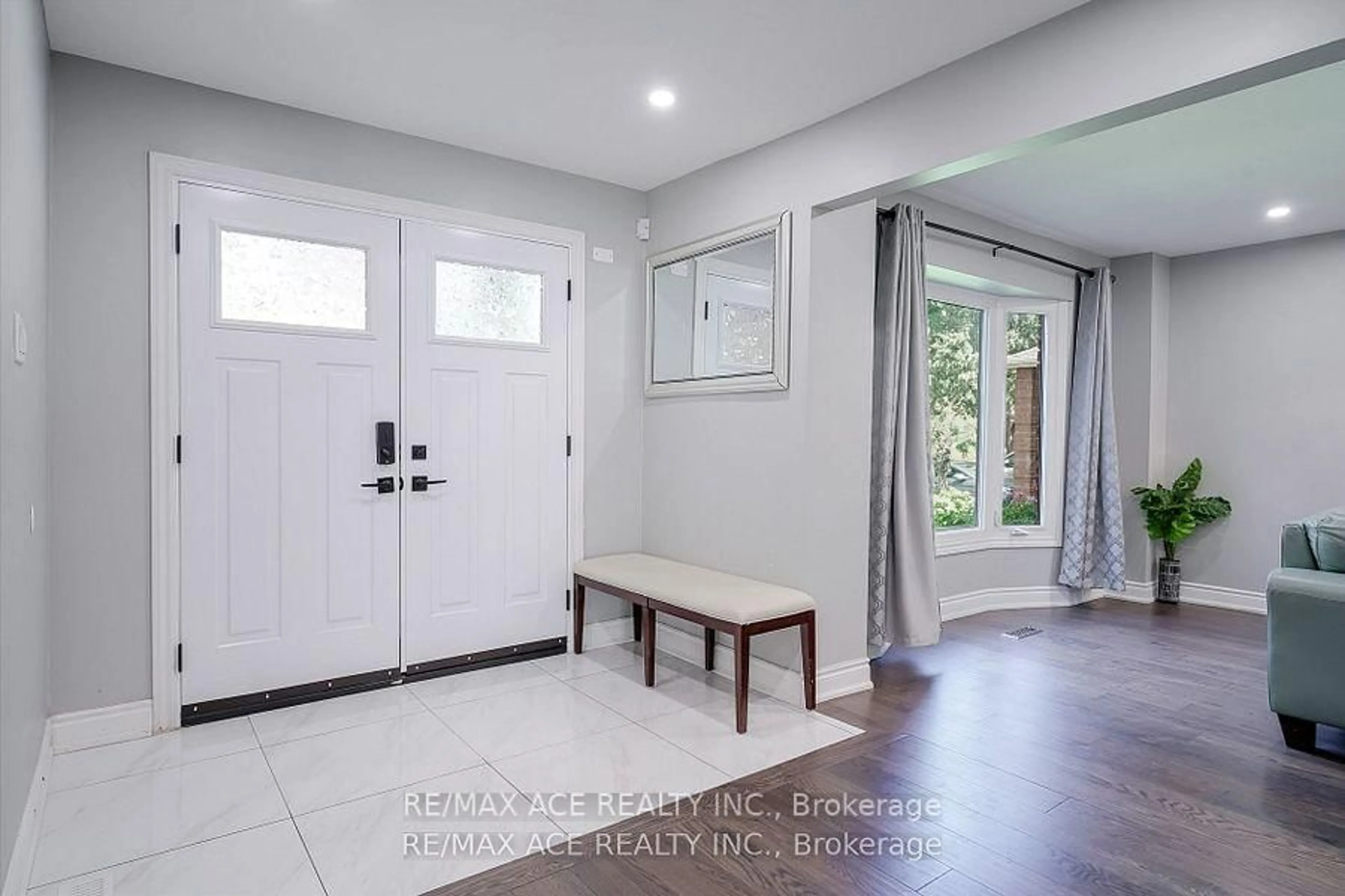 Indoor entryway for 10 Maplewood Dr, Whitby Ontario L1N 7A5