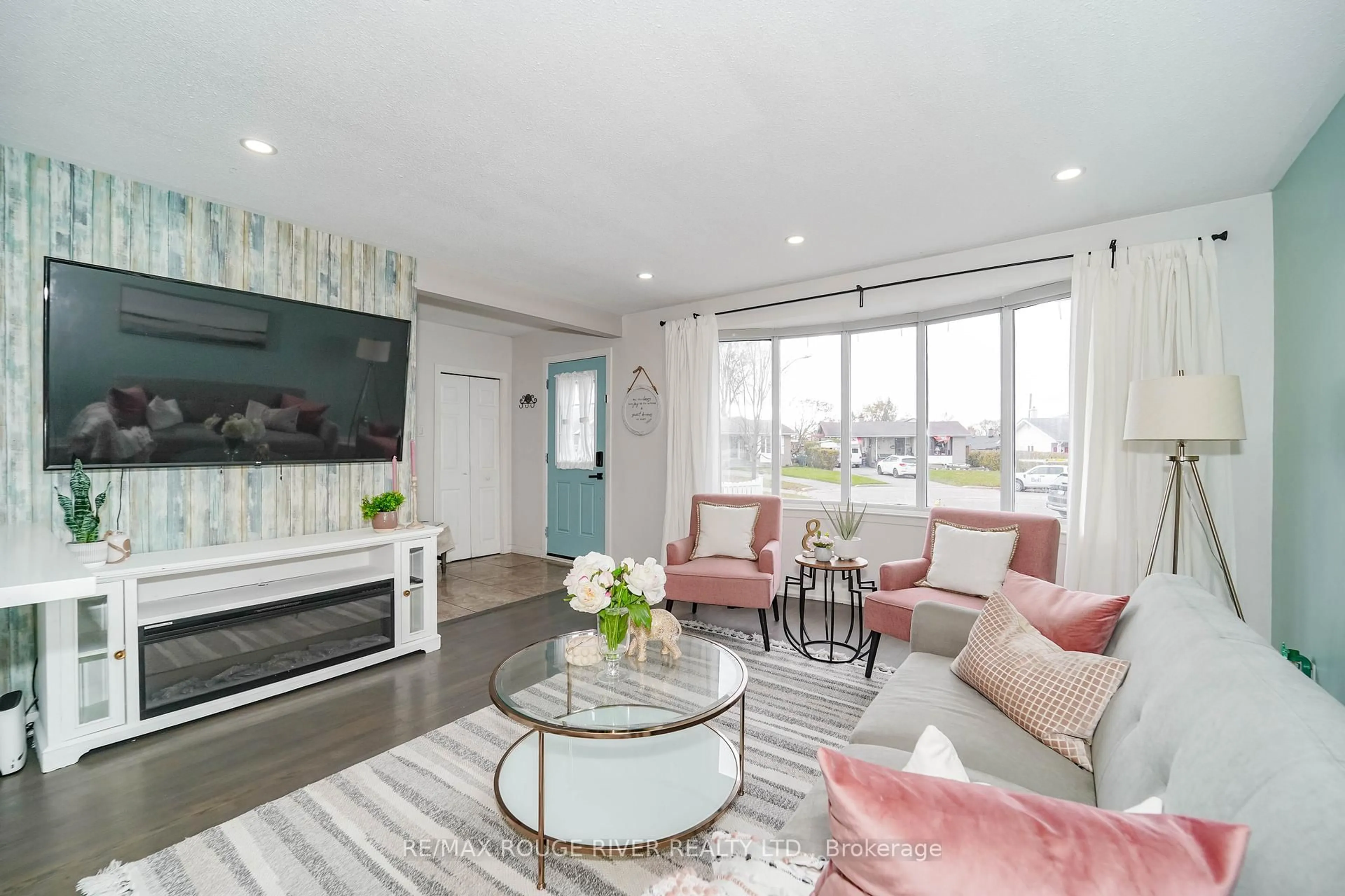 Living room with furniture, unknown for 1277 Trellis Crt, Pickering Ontario L1W 1J2