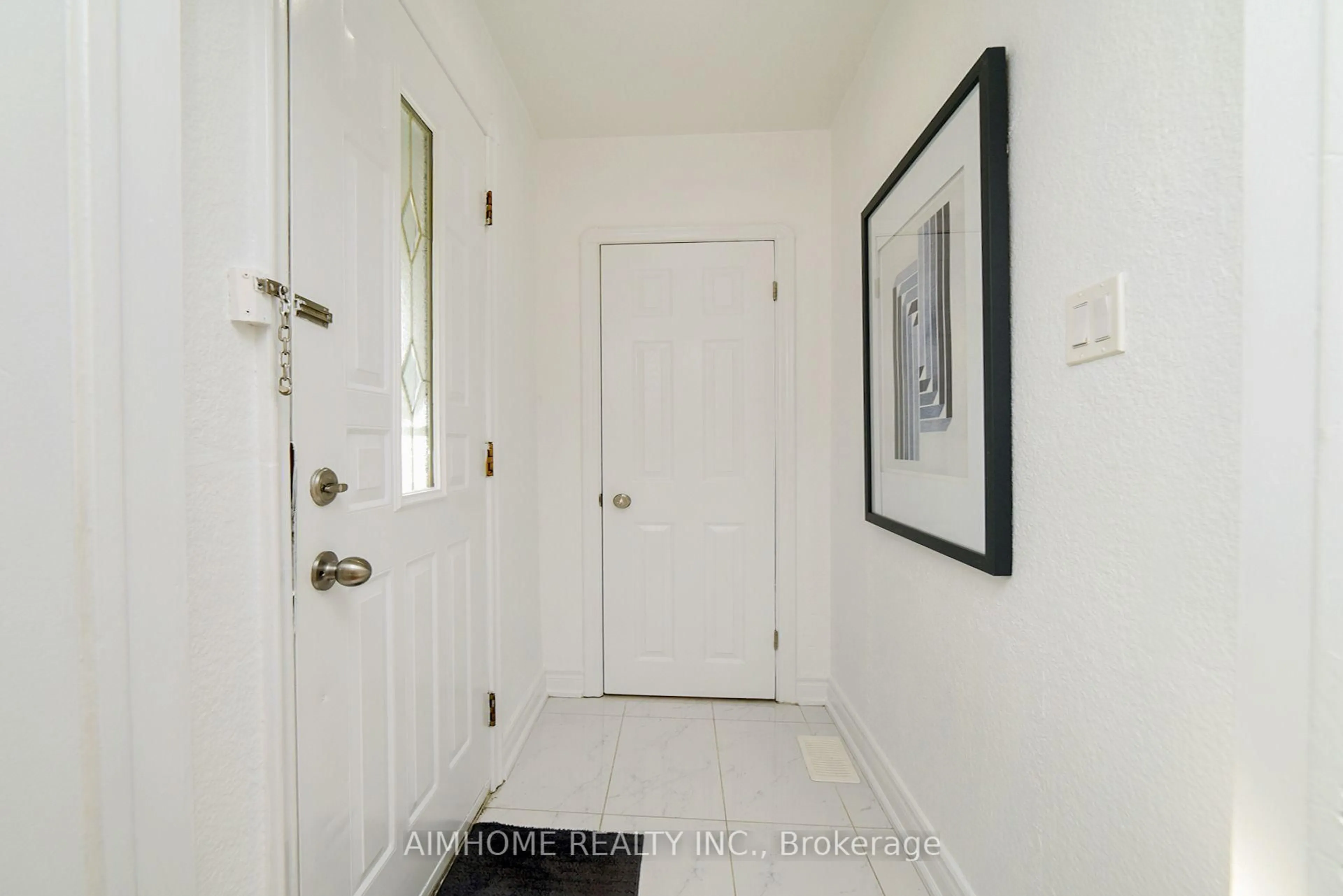 Indoor entryway for 18 Ilfracombe Cres, Toronto Ontario M1R 3R8