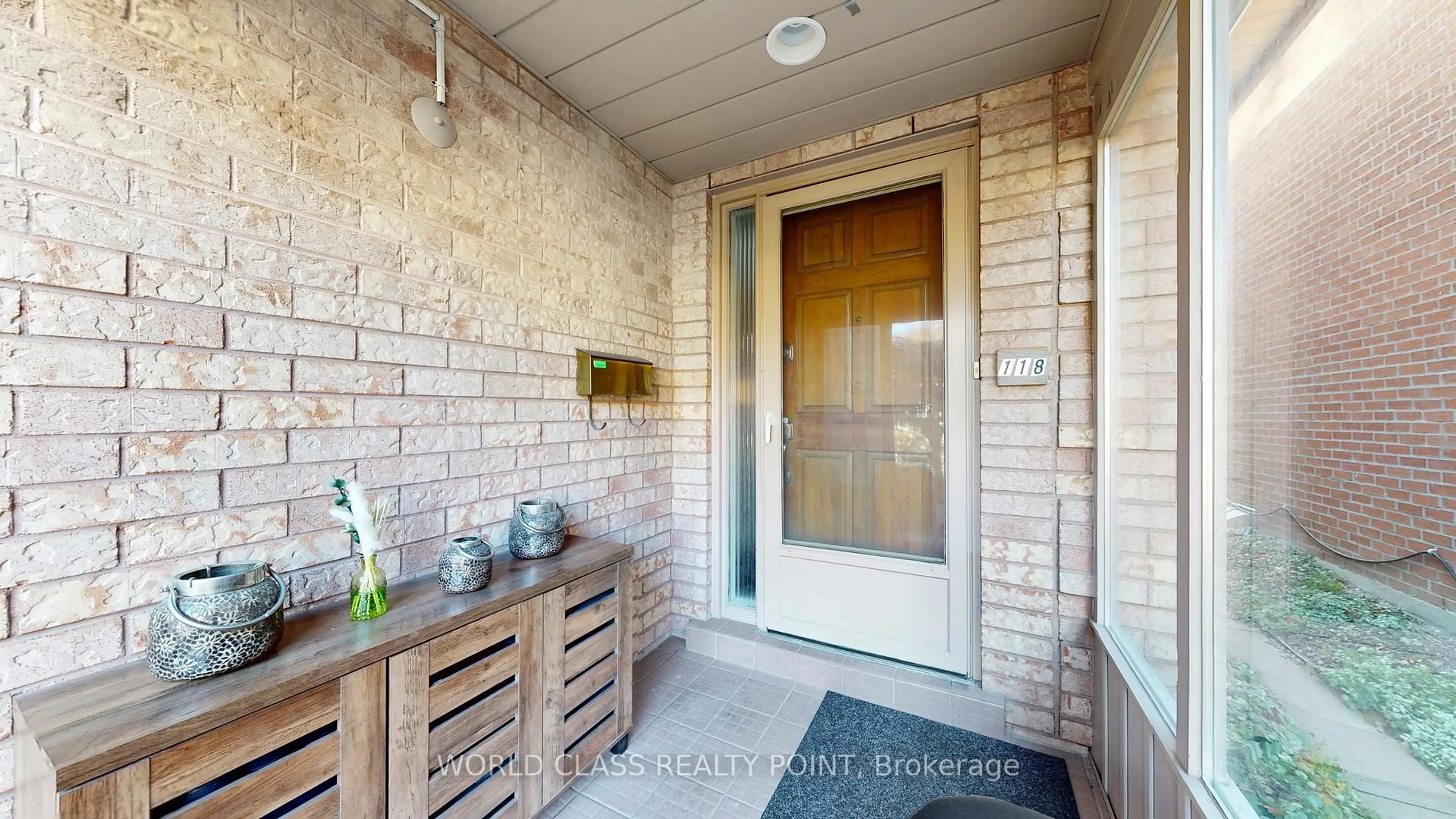 Indoor entryway for 118 Eastville Ave, Toronto Ontario M1M 2P1