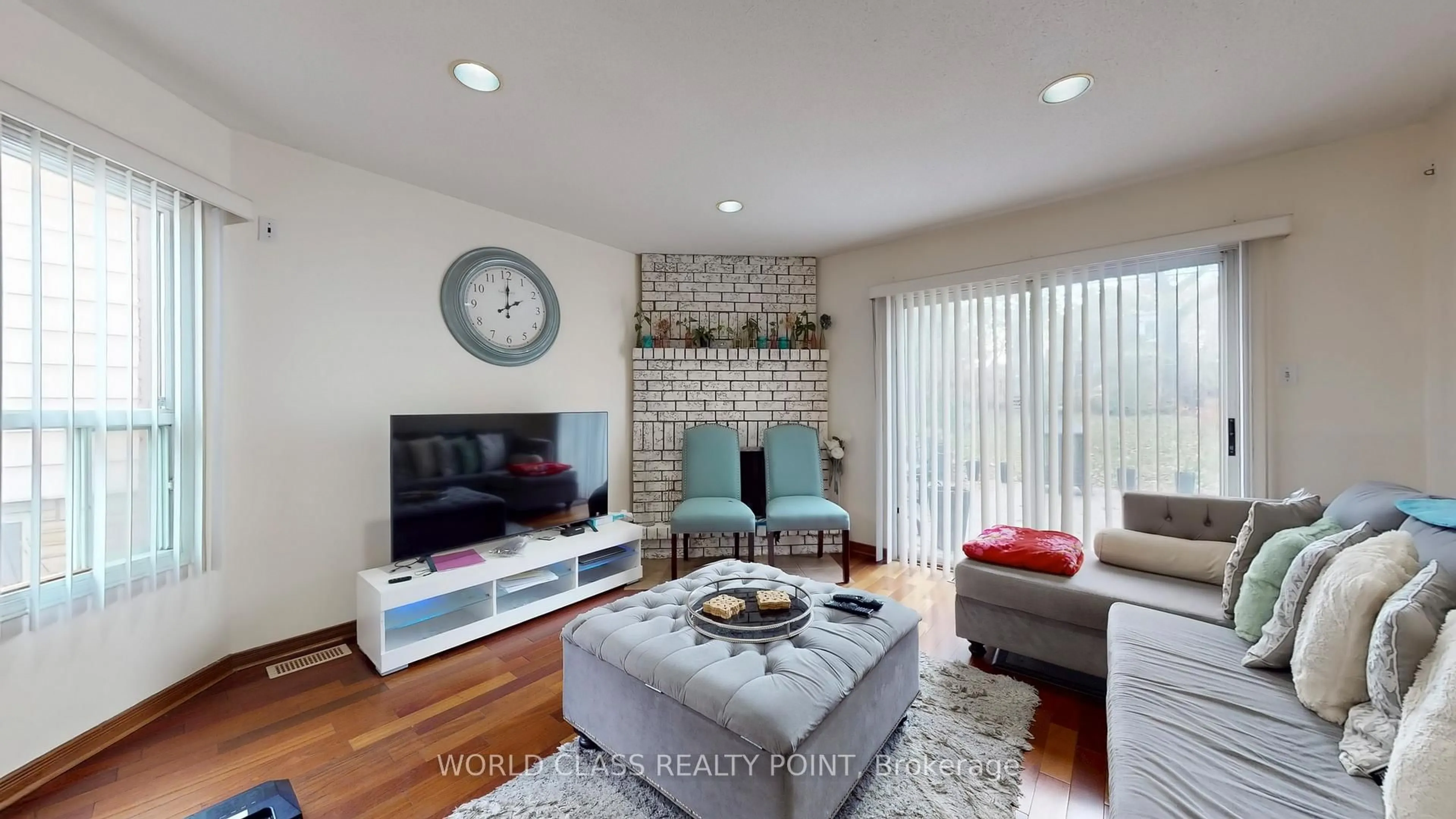 Living room with furniture, unknown for 118 Eastville Ave, Toronto Ontario M1M 2P1