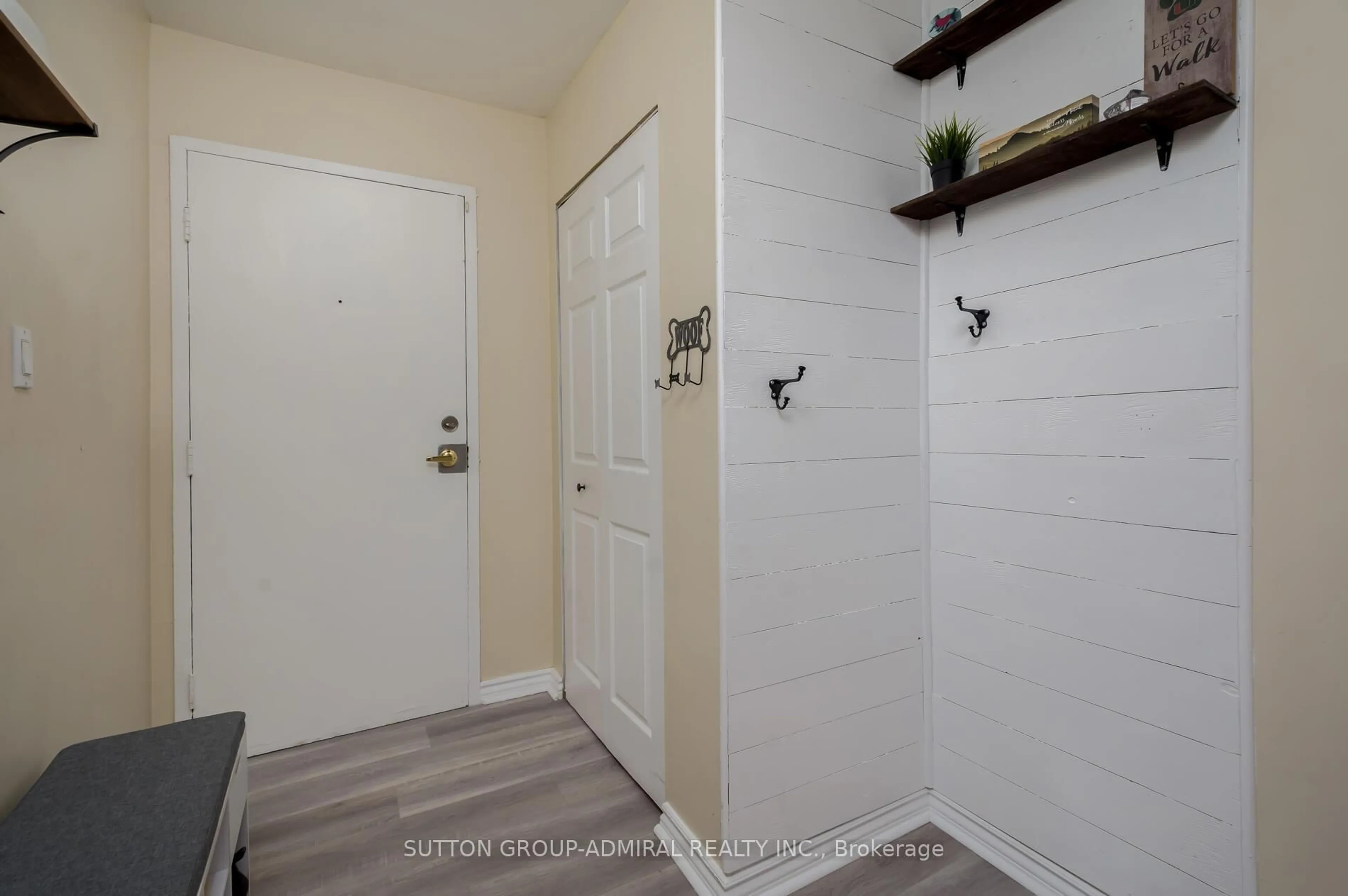 Indoor entryway for 1300 Oxford St #45, Oshawa Ontario L1J 6C5