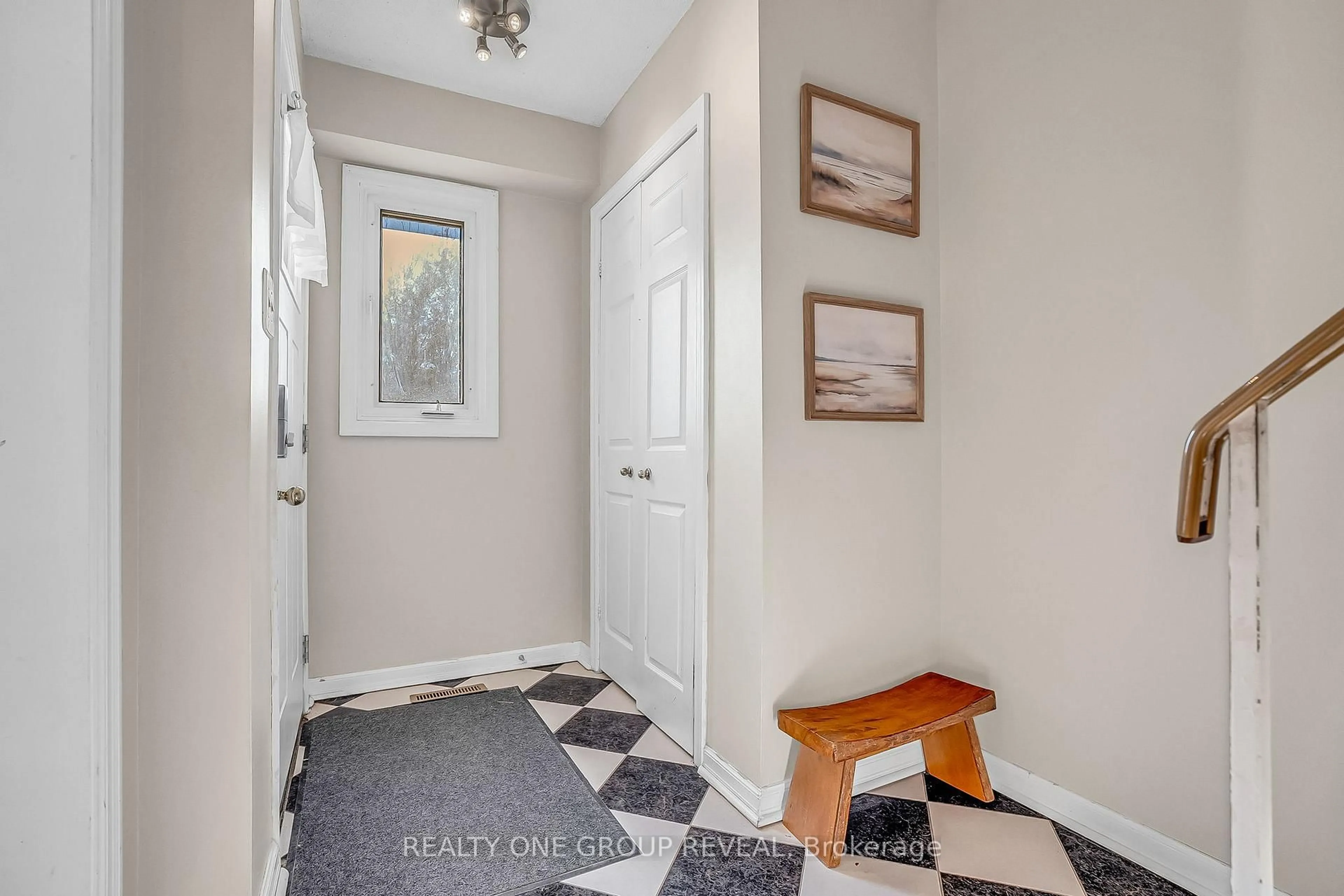 Indoor entryway for 1343 Fenelon Cres, Oshawa Ontario L1J 6G2
