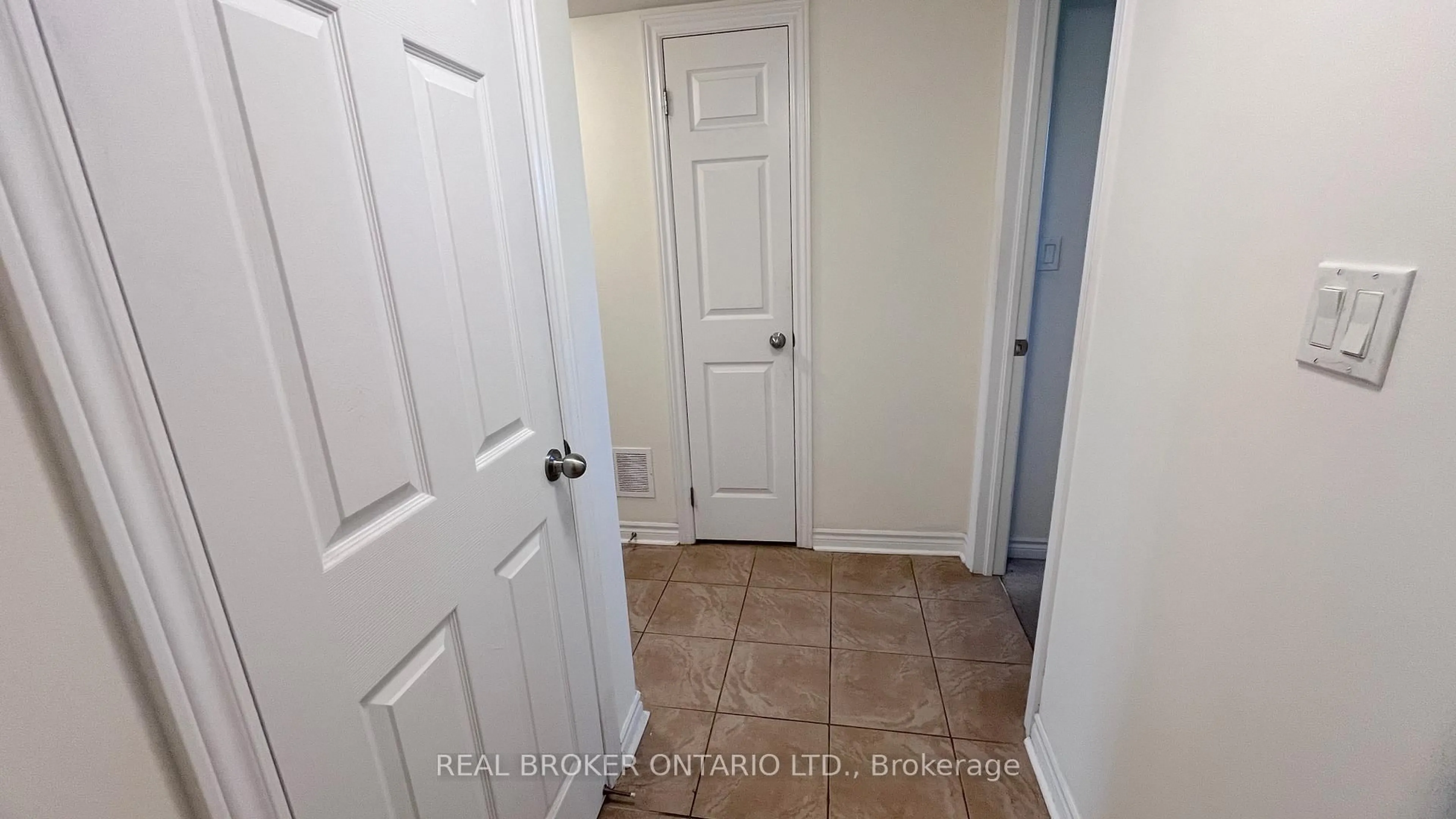 Indoor entryway for 13 EATON PARK Lane #29, Toronto Ontario M1W 0A5