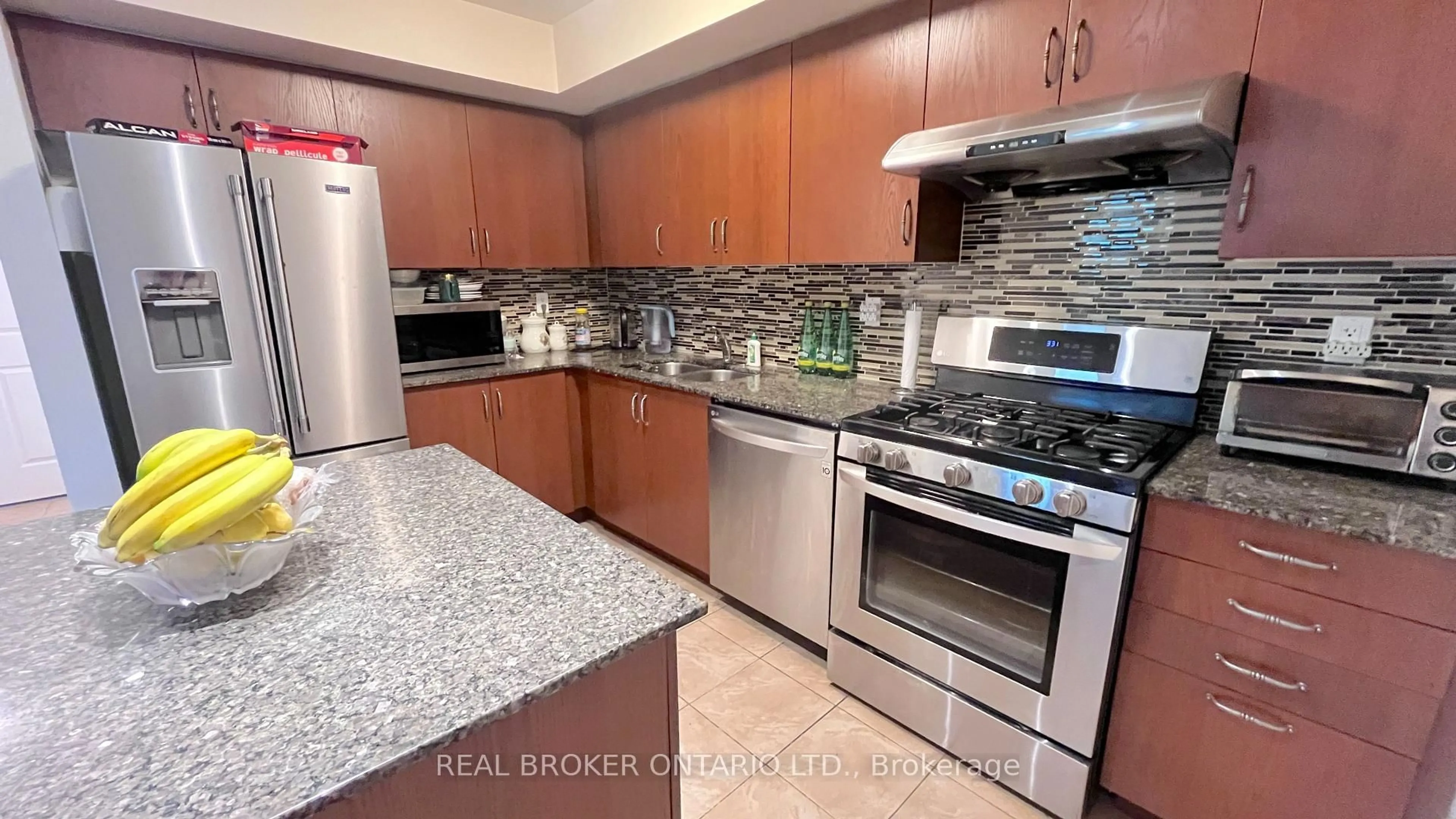 Standard kitchen, ceramic/tile floor for 13 EATON PARK Lane #29, Toronto Ontario M1W 0A5