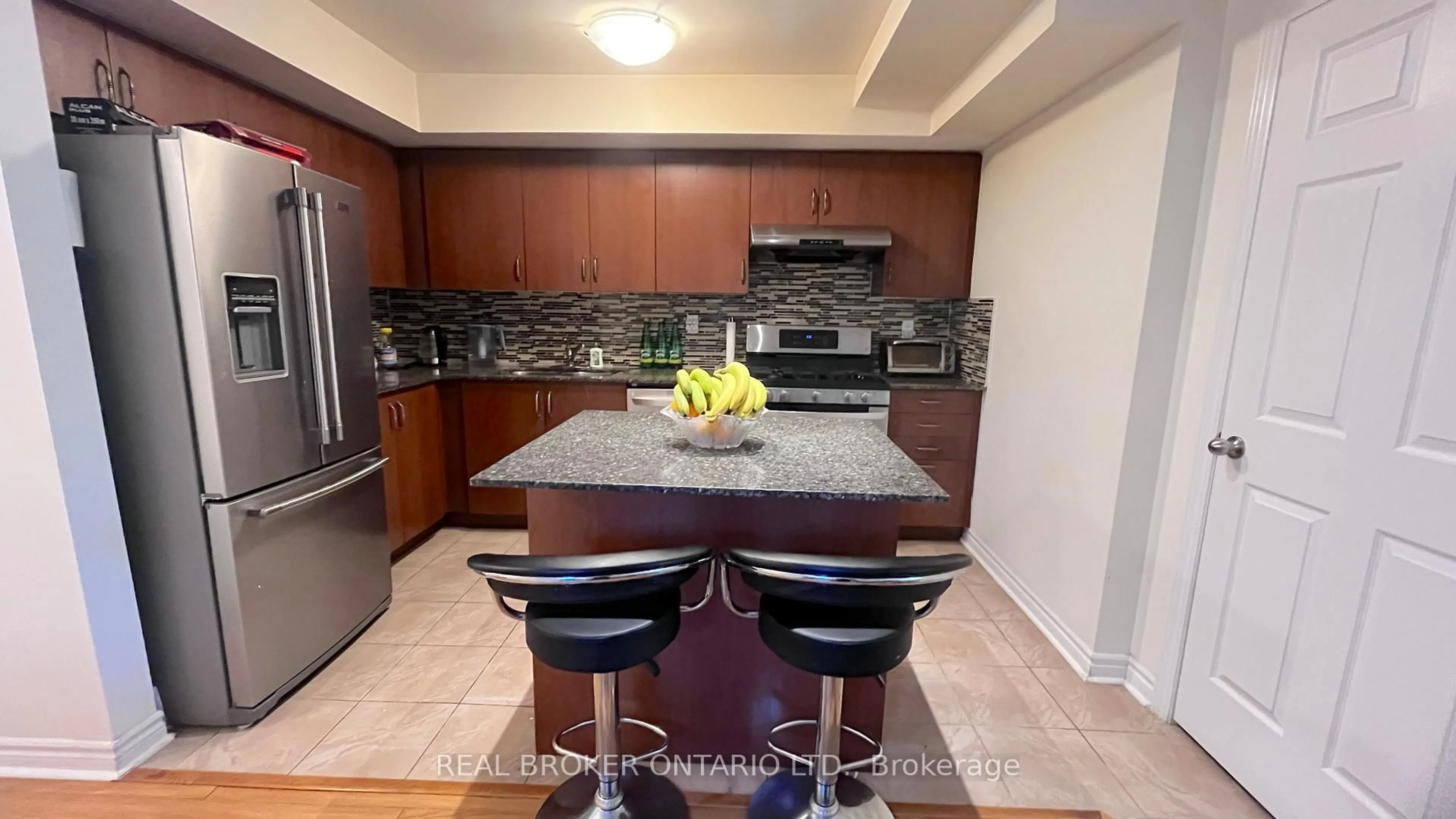 Standard kitchen, ceramic/tile floor for 13 EATON PARK Lane #29, Toronto Ontario M1W 0A5