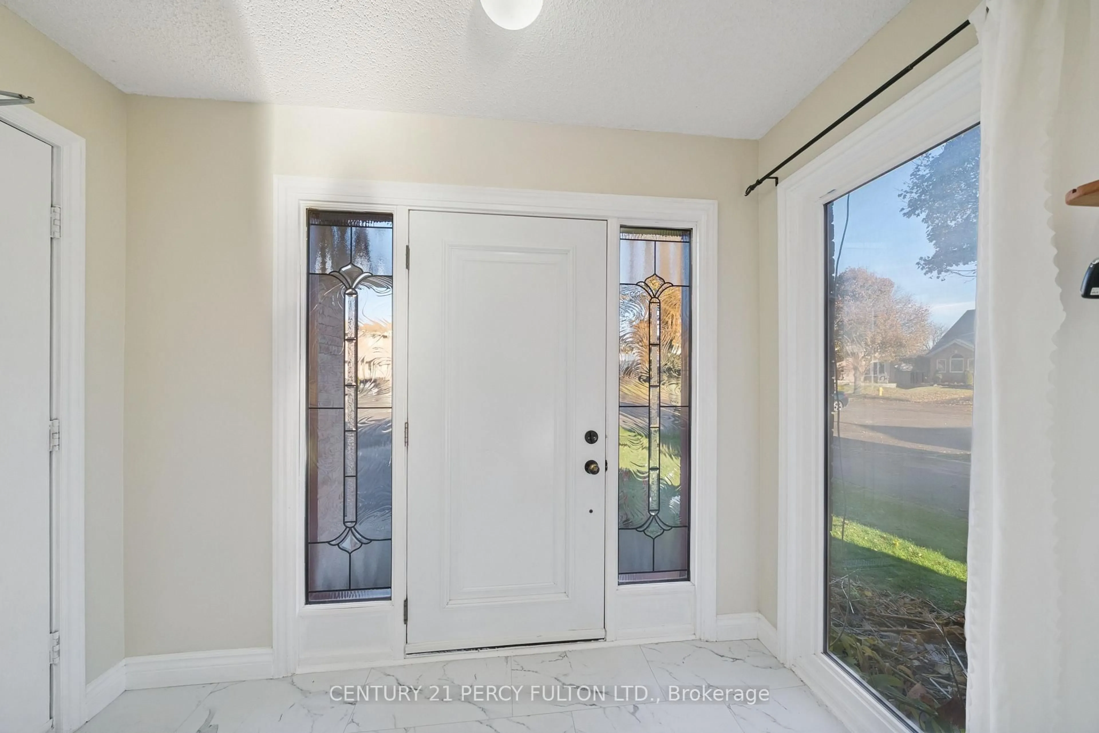 Indoor entryway for 27 Arran Crt, Clarington Ontario L1E 2E5