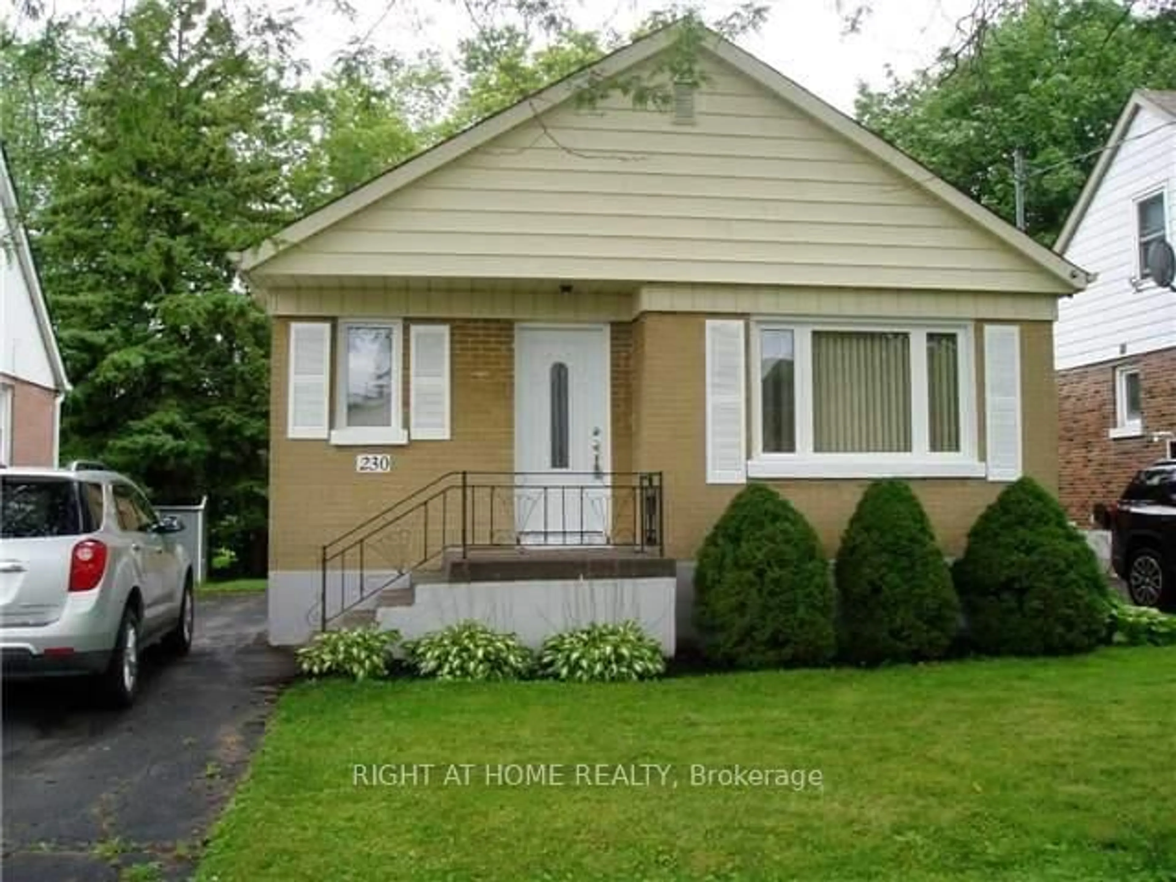 Home with vinyl exterior material, street for 230 Cadillac Ave, Oshawa Ontario L1H 5Z7