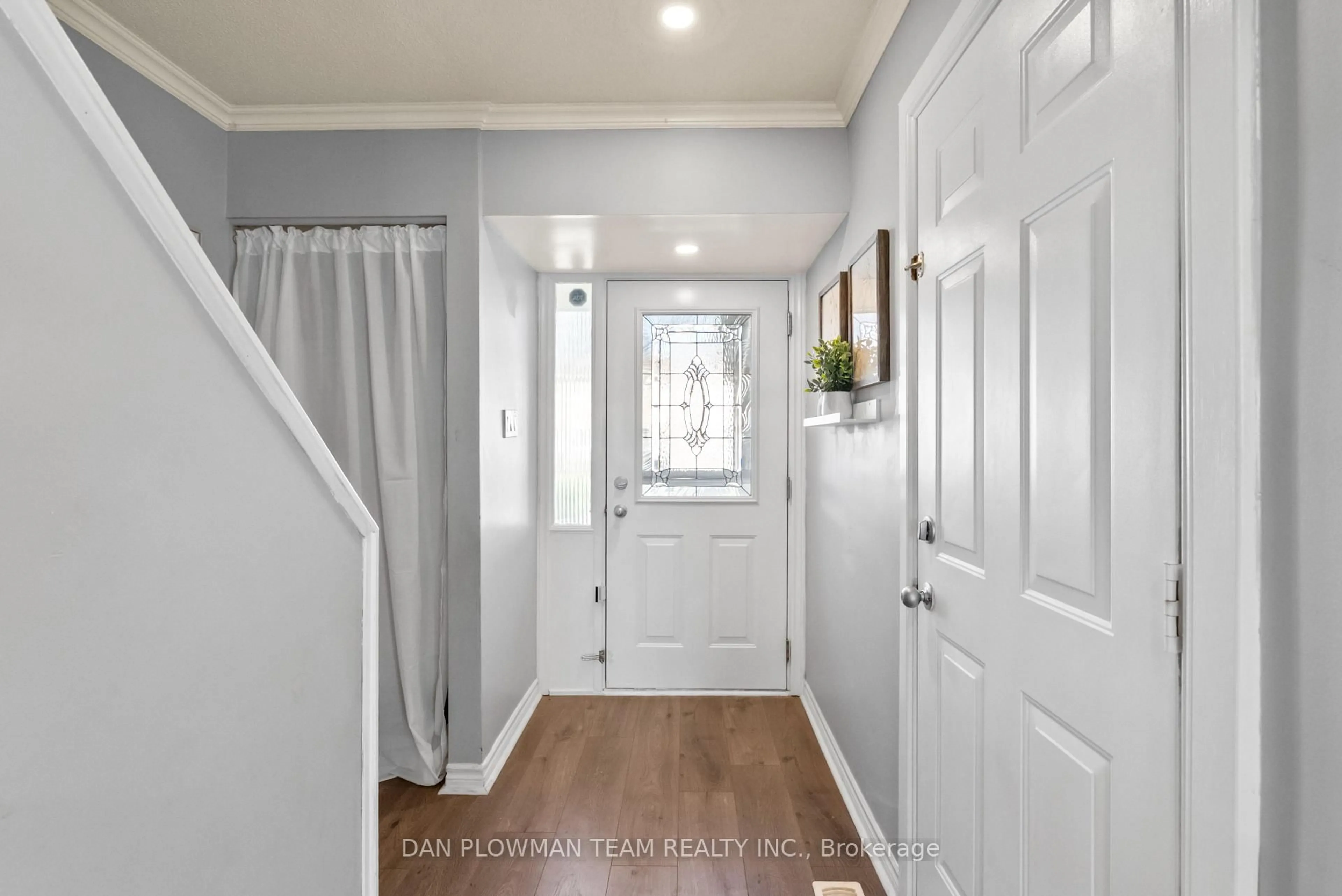 Indoor entryway for 611 Galahad Dr #83, Oshawa Ontario L1K 1M1