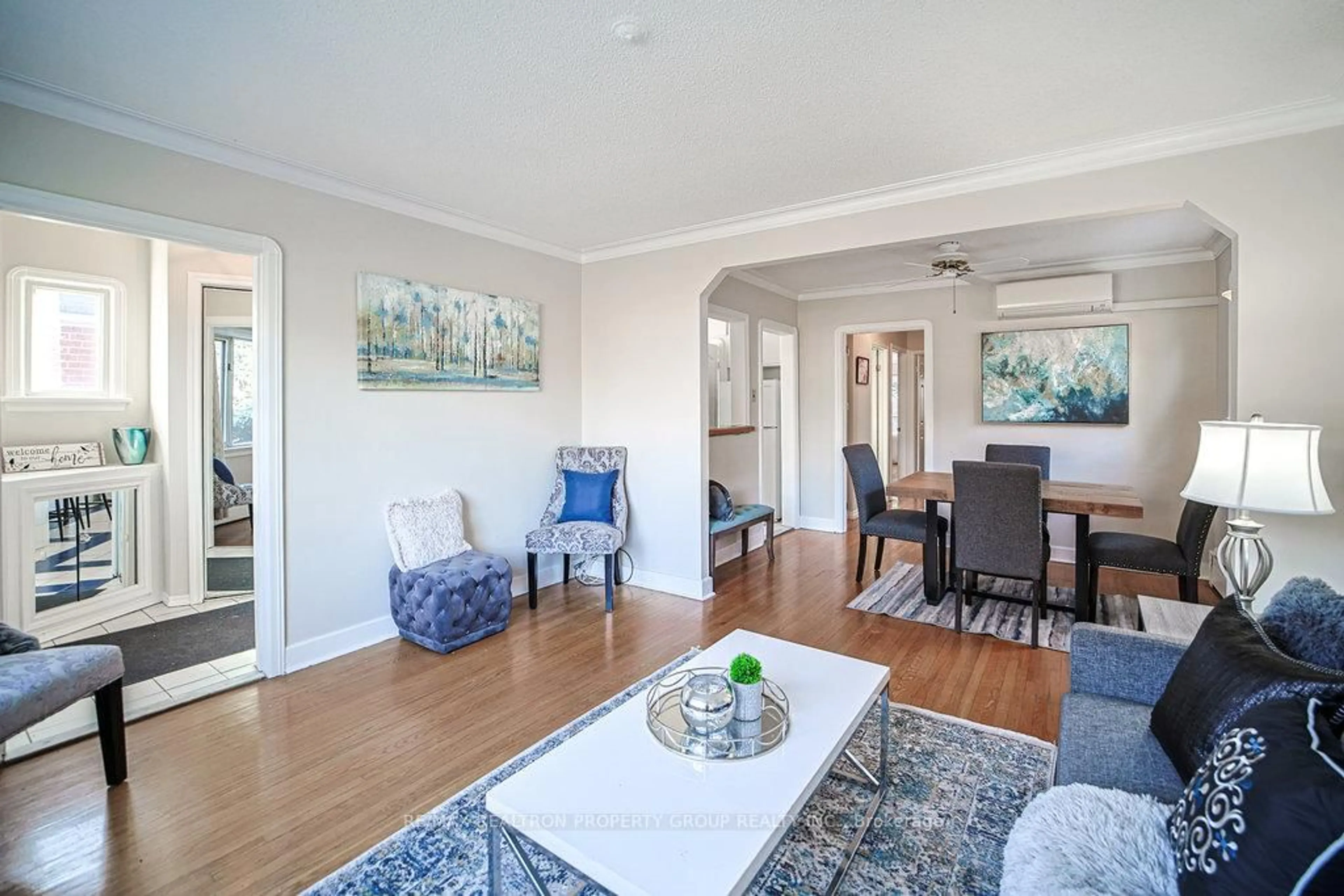 Living room with furniture, wood/laminate floor for 110 Cedarcrest Blvd, Toronto Ontario M4B 2P3