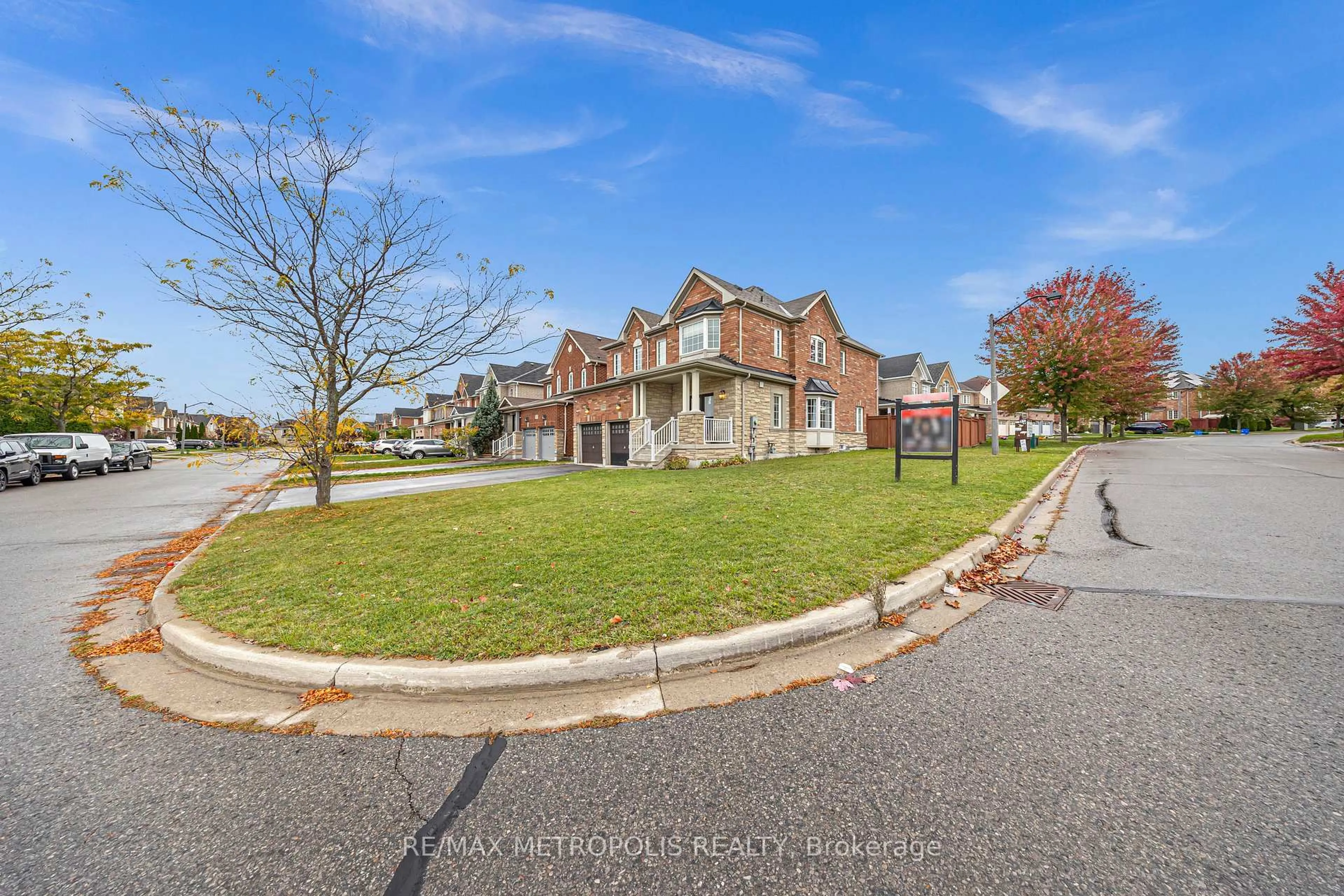 A pic from outside/outdoor area/front of a property/back of a property/a pic from drone, street for 1665 Pennel Dr, Oshawa Ontario L1K 0K2