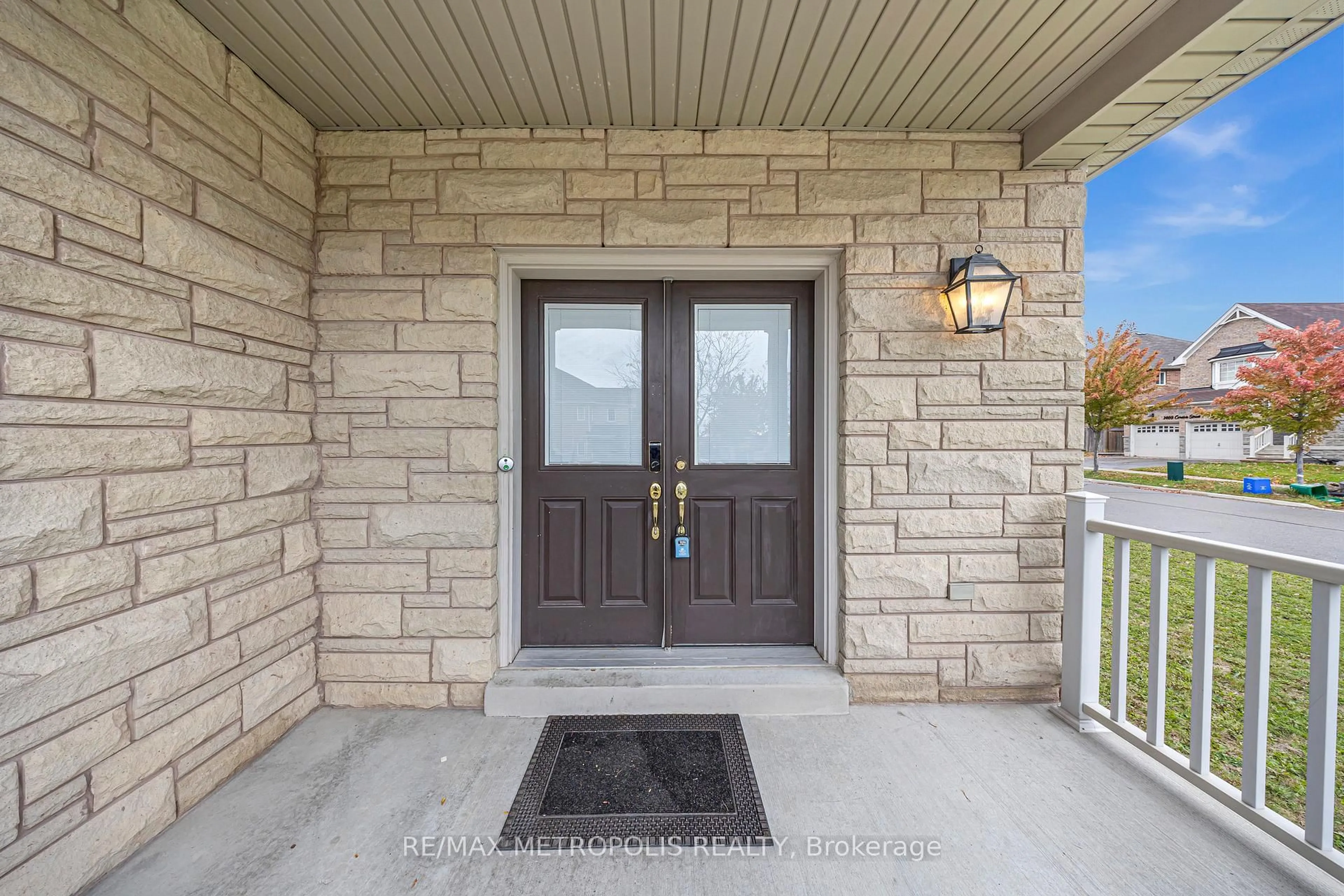 Indoor entryway for 1665 Pennel Dr, Oshawa Ontario L1K 0K2