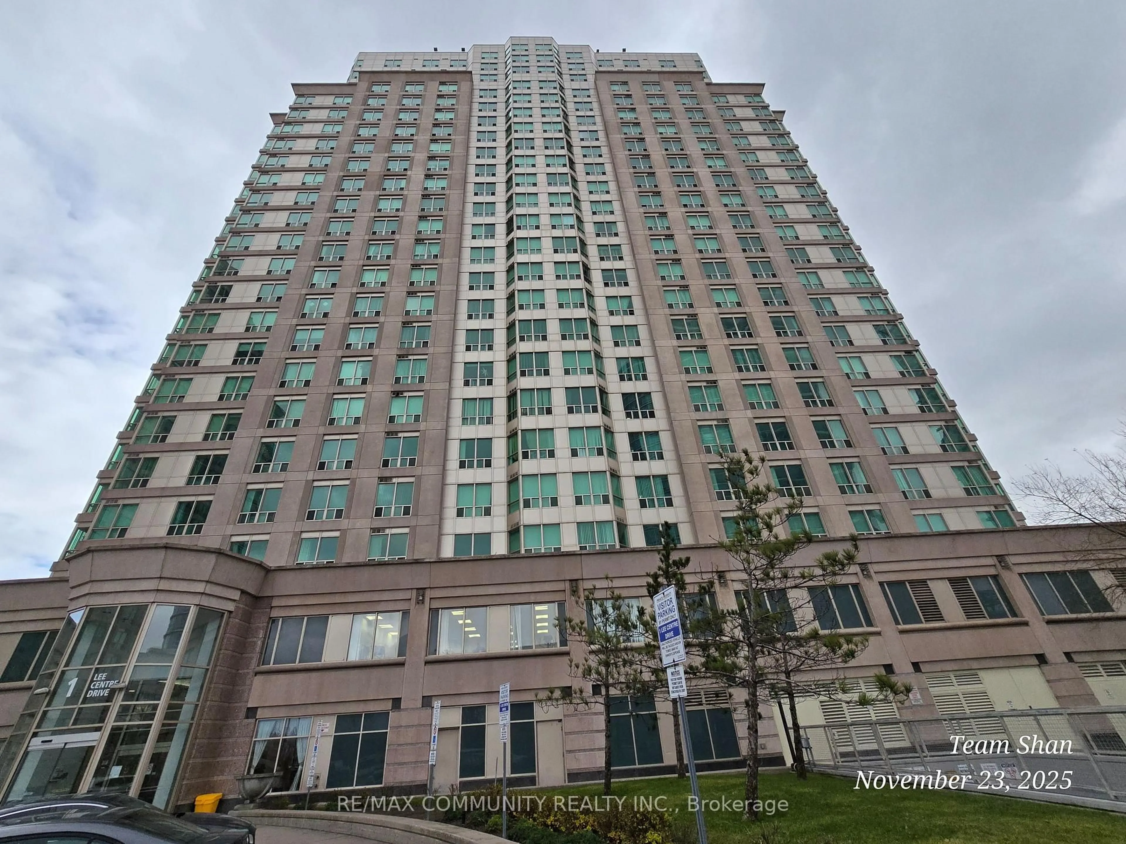 Indoor foyer for 1 Lee Centre Dr #PH302, Toronto Ontario M1H 3J2