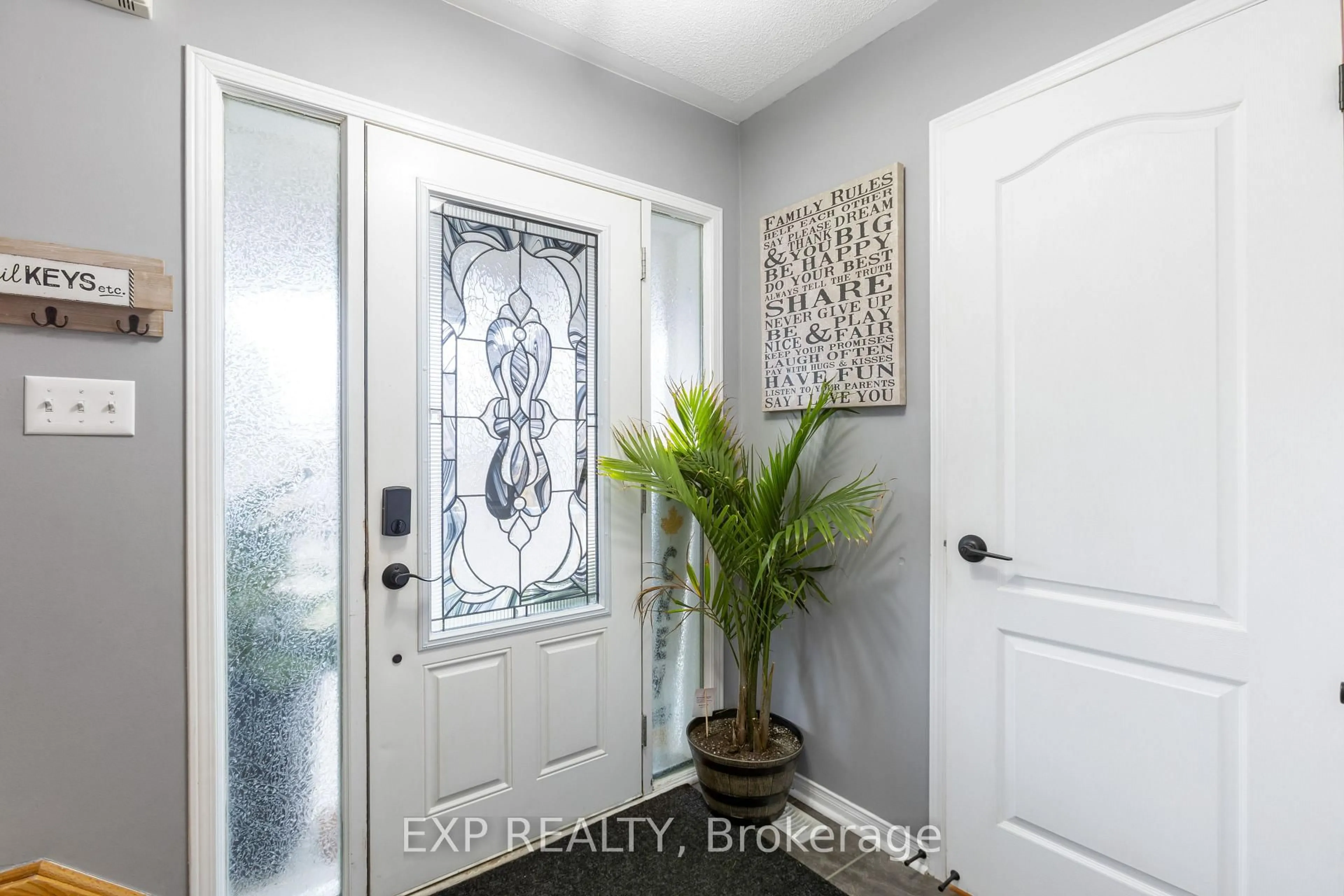 Indoor entryway for 11 Robb Lane, Clarington Ontario L1C 0P1