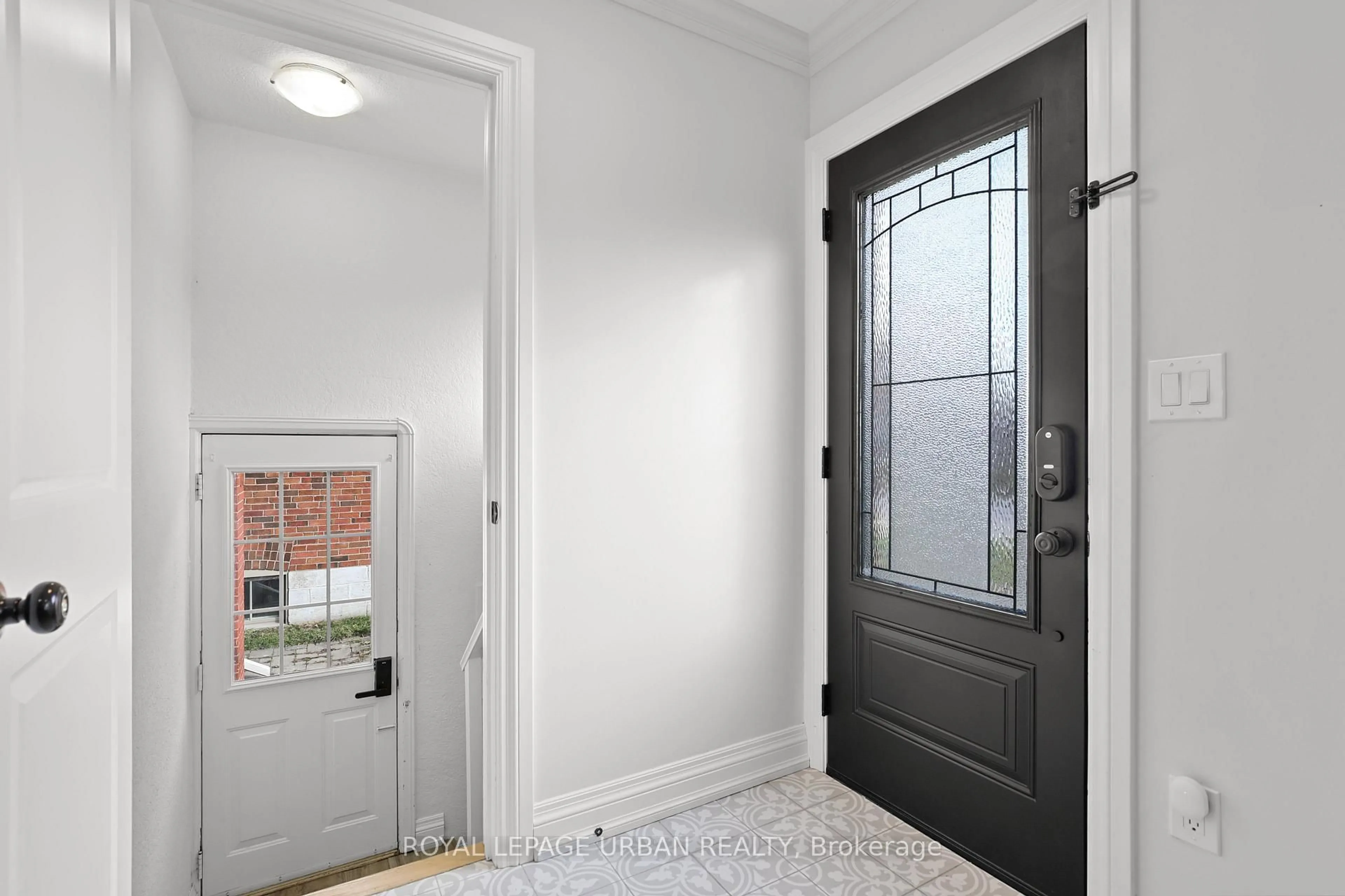 Indoor entryway for 230 Parkview Hill Cres, Toronto Ontario M4B 1S3