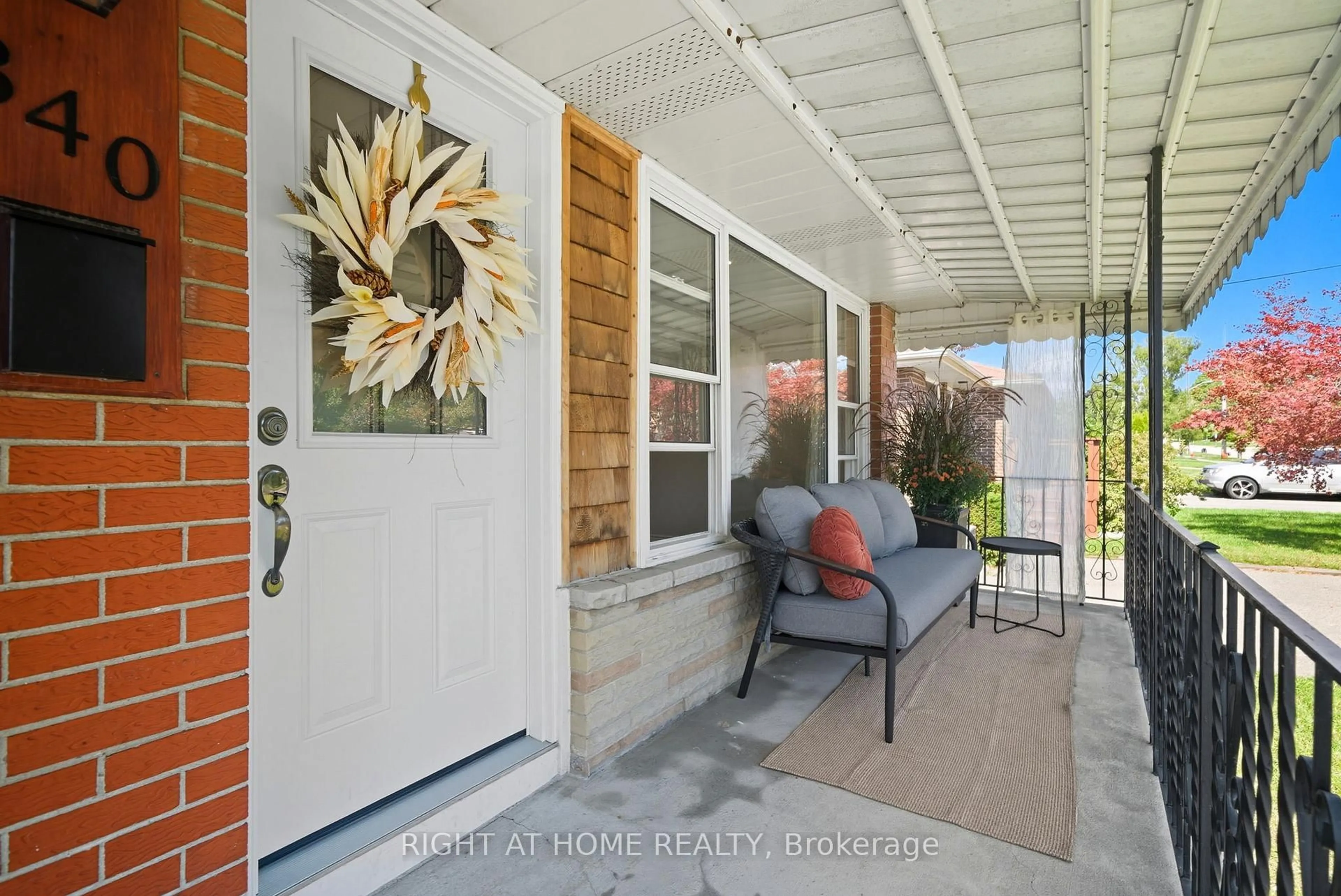 Indoor entryway for 340 Grandview St, Oshawa Ontario L1H 7C7