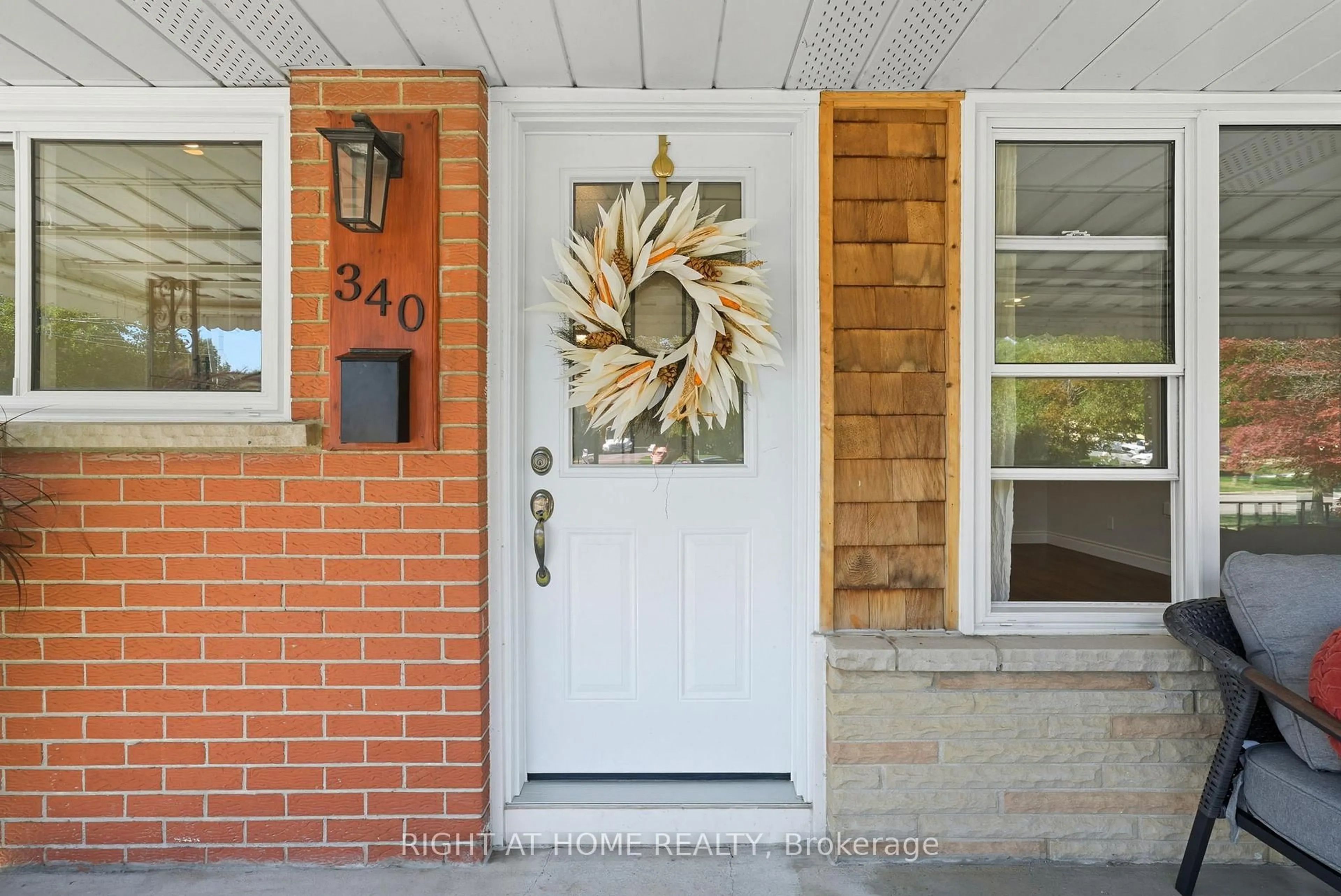 Indoor entryway for 340 Grandview St, Oshawa Ontario L1H 7C7