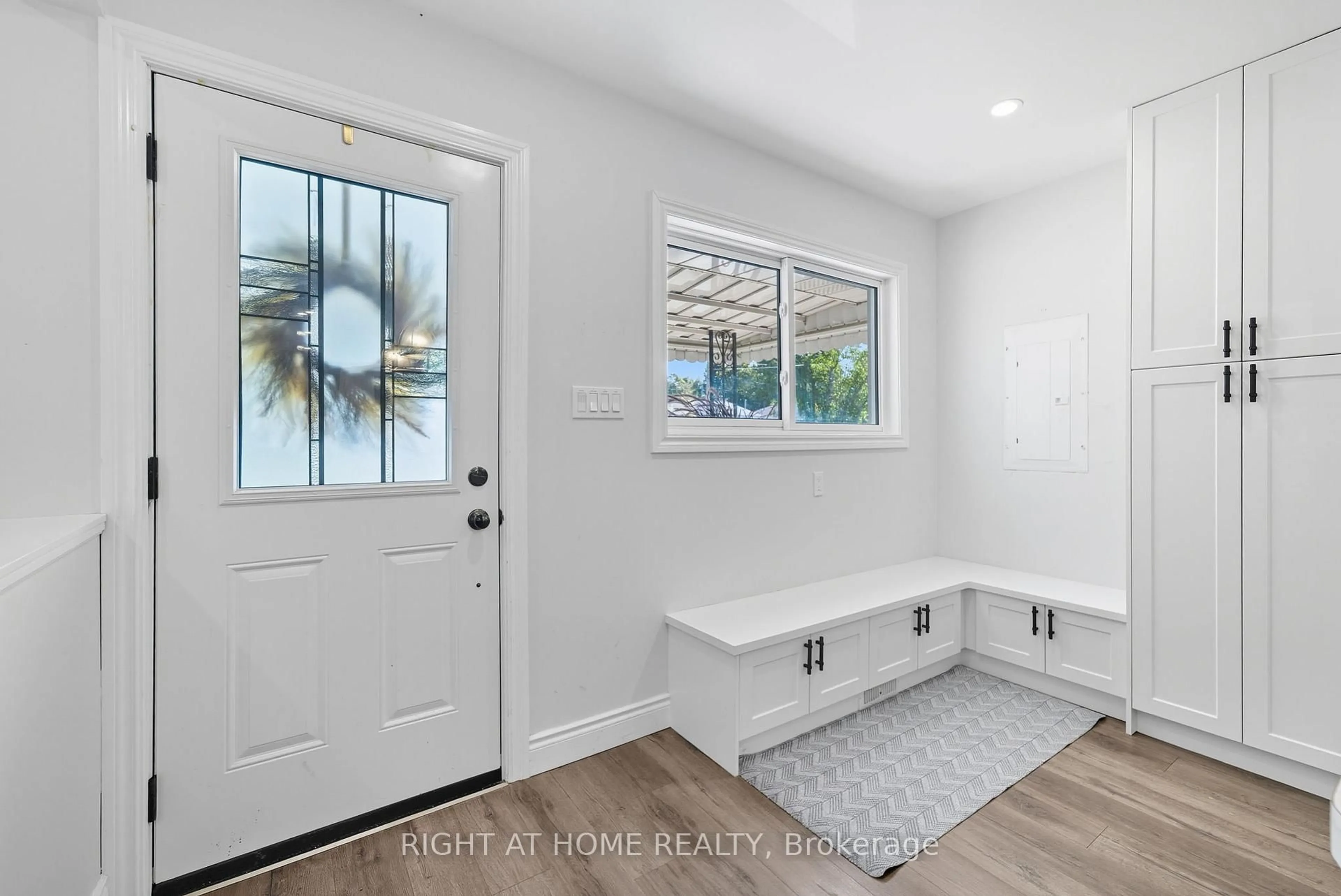 Indoor entryway for 340 Grandview St, Oshawa Ontario L1H 7C7