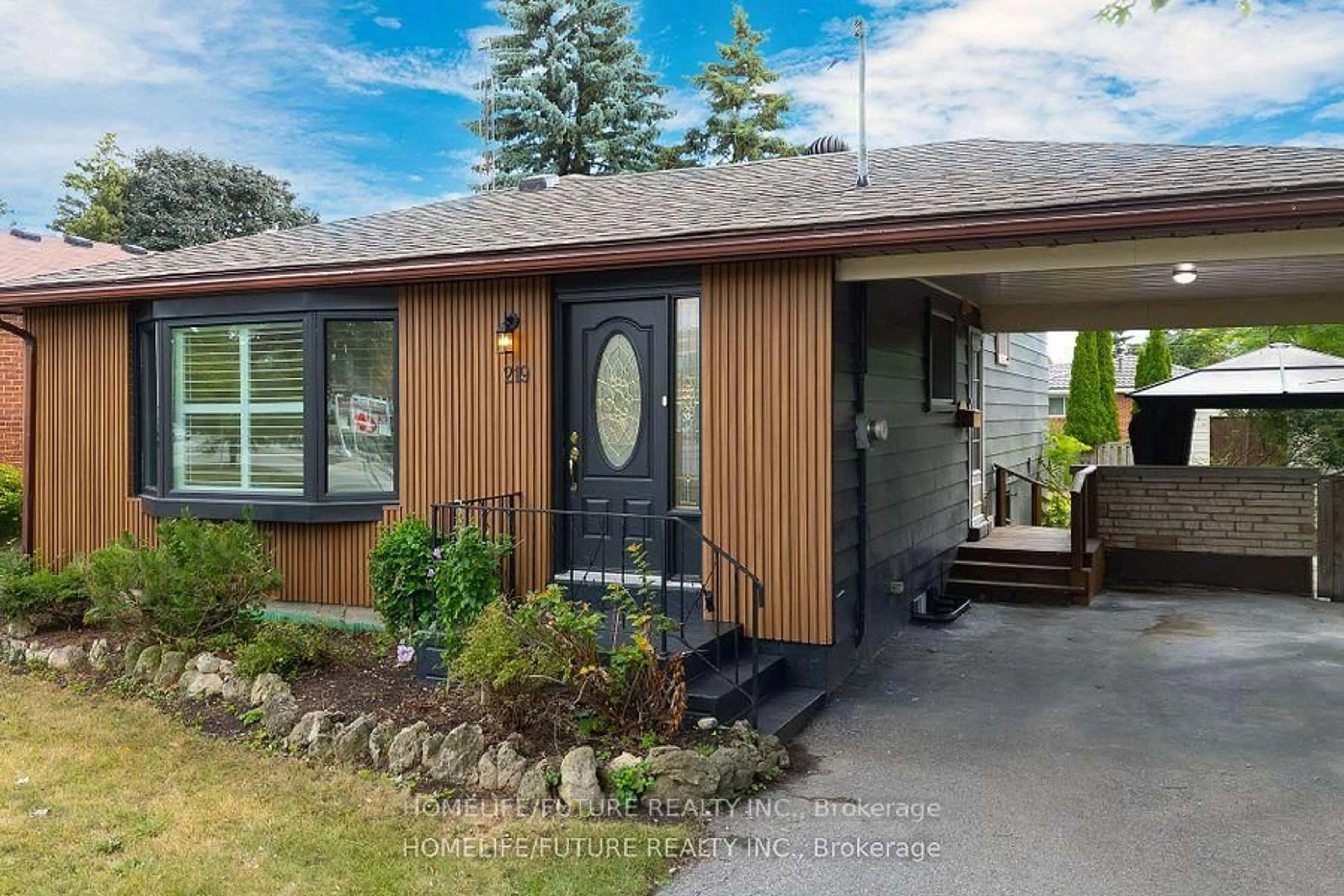 Home with vinyl exterior material, street for 219 Guelph St, Oshawa Ontario L1H 6J1