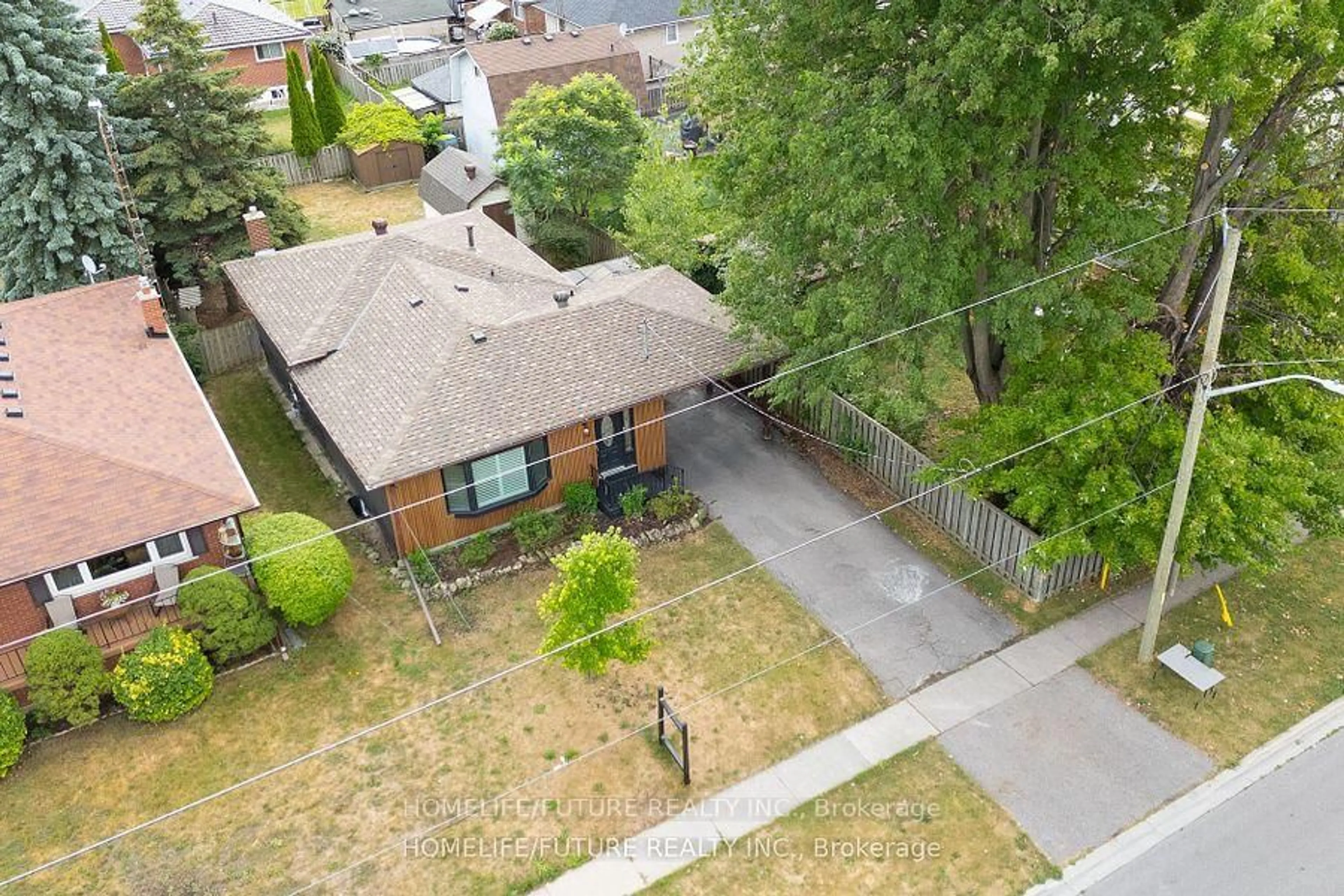 A pic from outside/outdoor area/front of a property/back of a property/a pic from drone, street for 219 Guelph St, Oshawa Ontario L1H 6J1