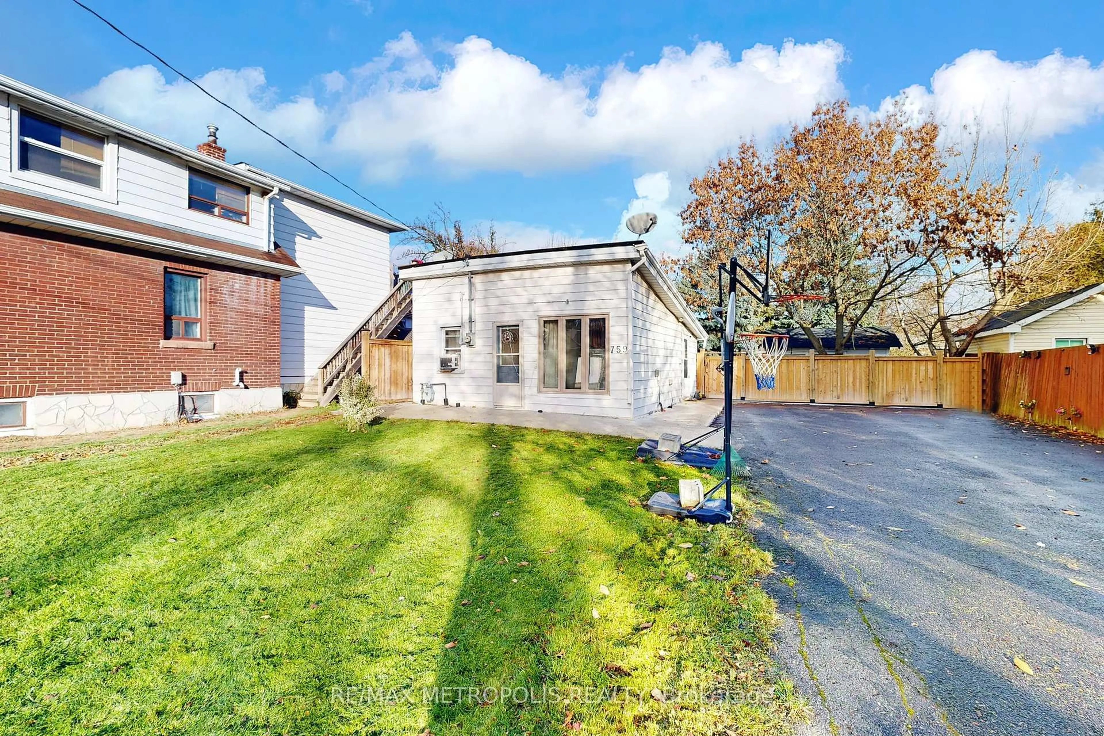 A pic from outside/outdoor area/front of a property/back of a property/a pic from drone, street for 759 Douglas St, Oshawa Ontario L1H 5C6