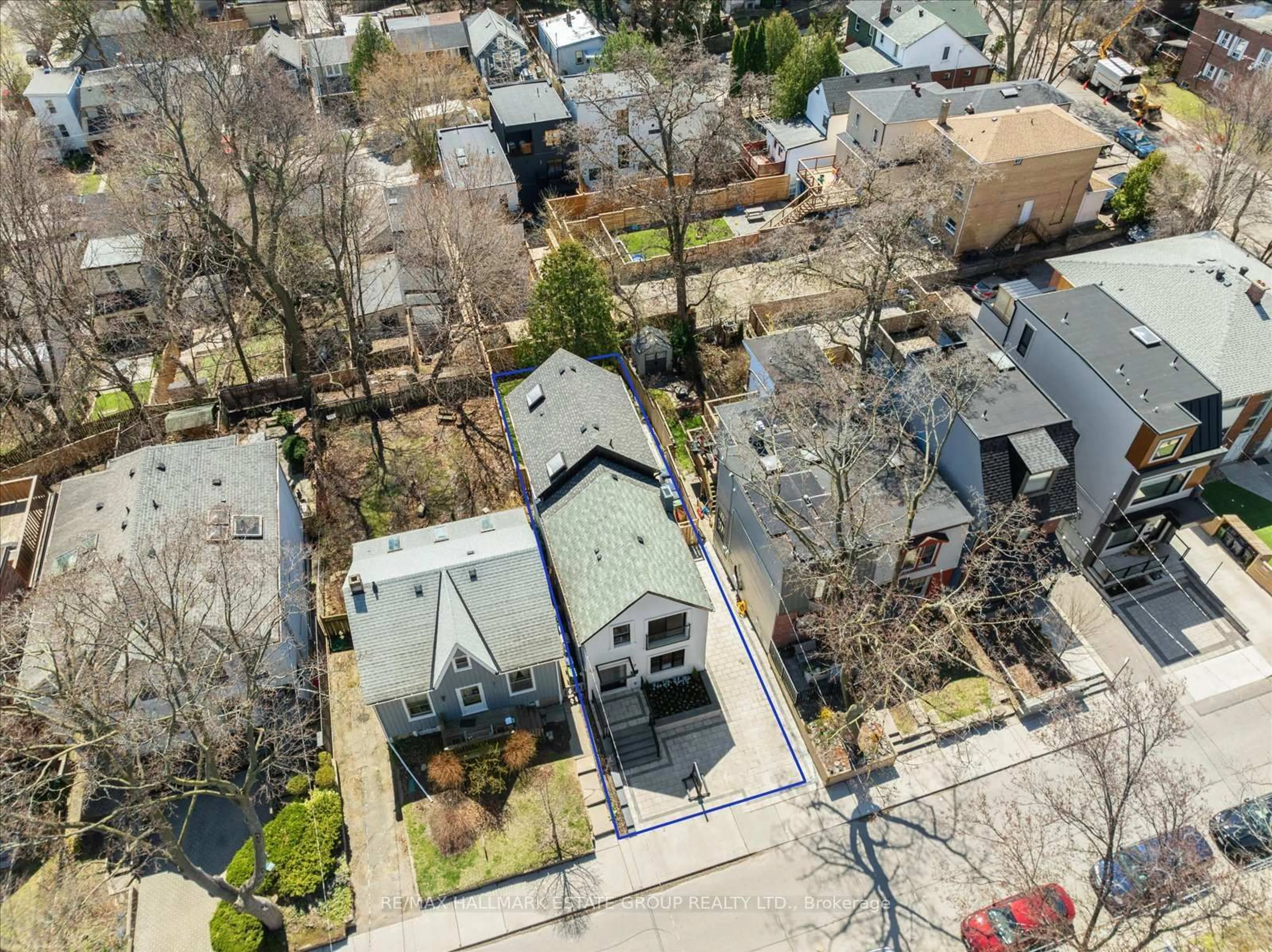 A pic from outside/outdoor area/front of a property/back of a property/a pic from drone, street for 7 Ivy Ave, Toronto Ontario M4L 2H6