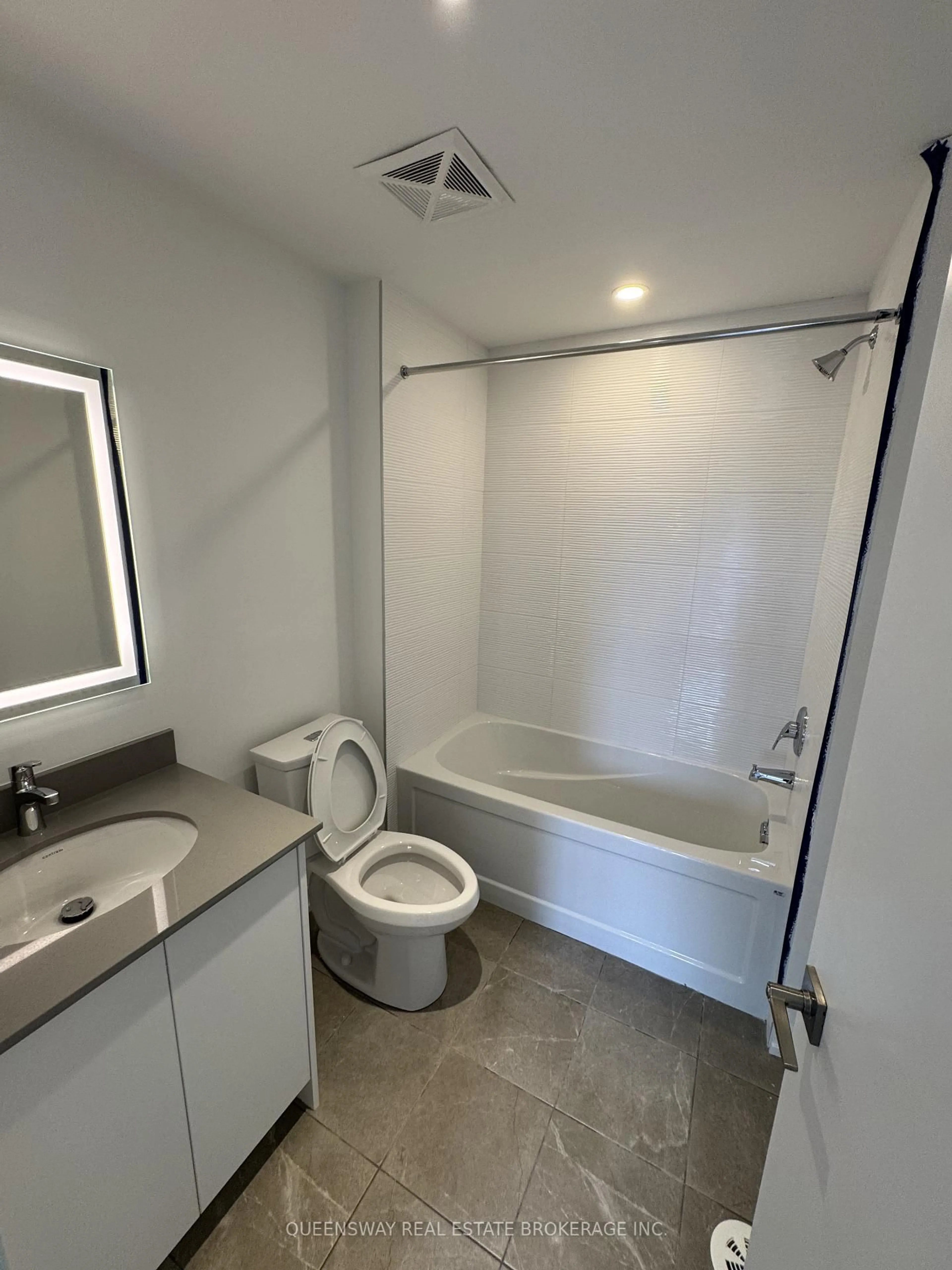 Standard bathroom, ceramic/tile floor for 3079 pharmacy Ave, Toronto Ontario M1T 1H8