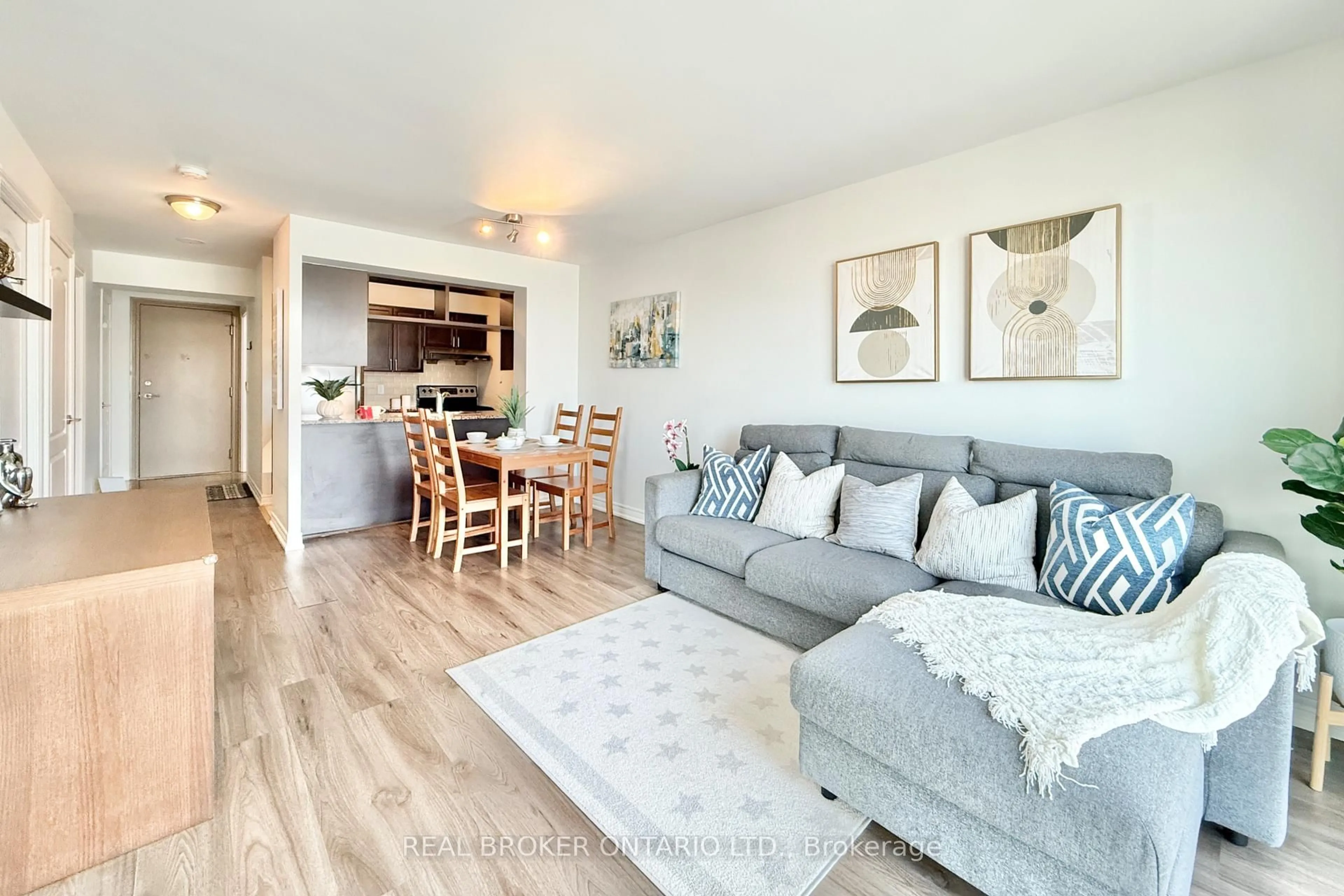 Living room with furniture, wood/laminate floor for 60 Town Centre Crt #2703, Toronto Ontario M1P 0B1