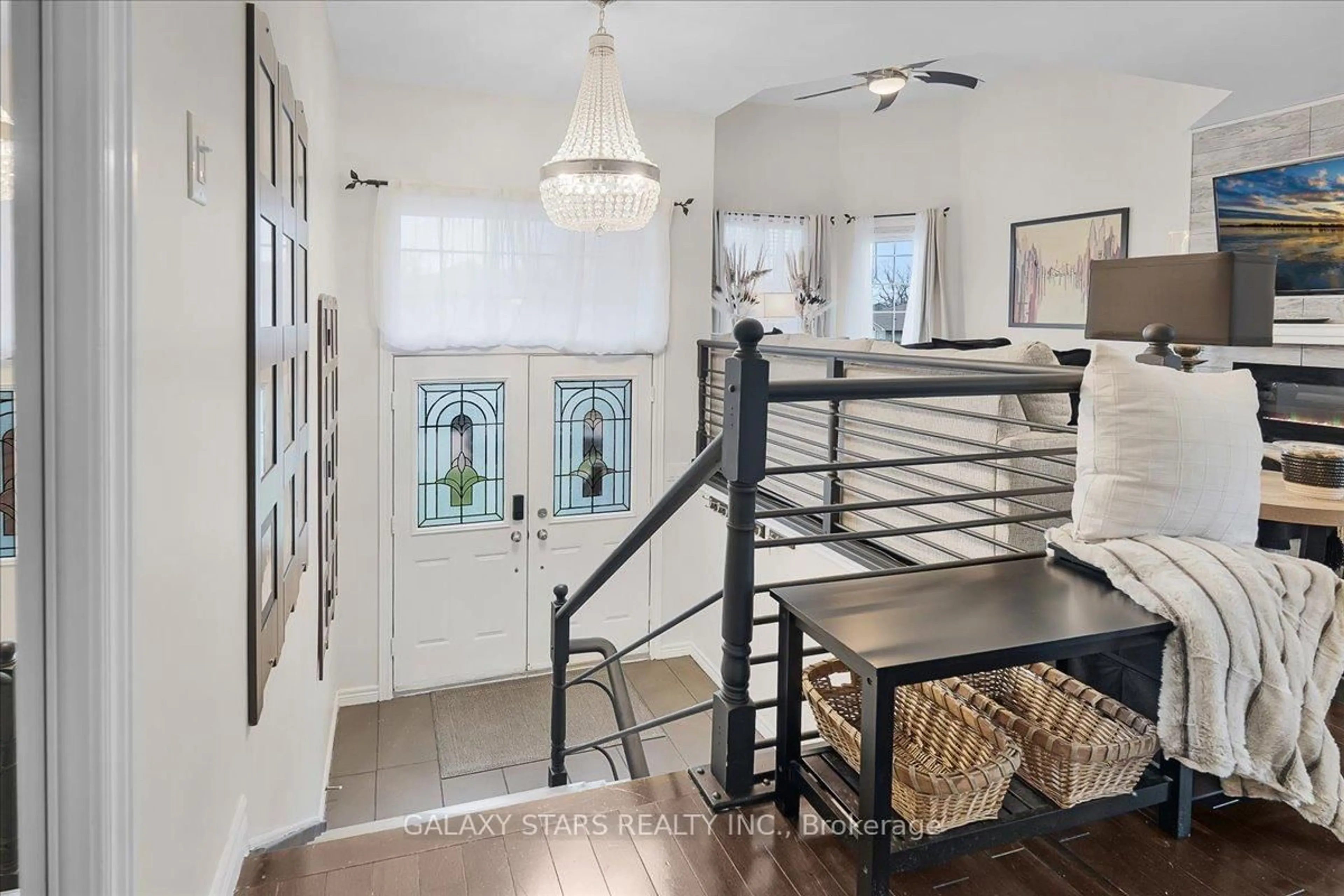 Indoor entryway for 888 Oberland Dr, Oshawa Ontario L1K 2M2