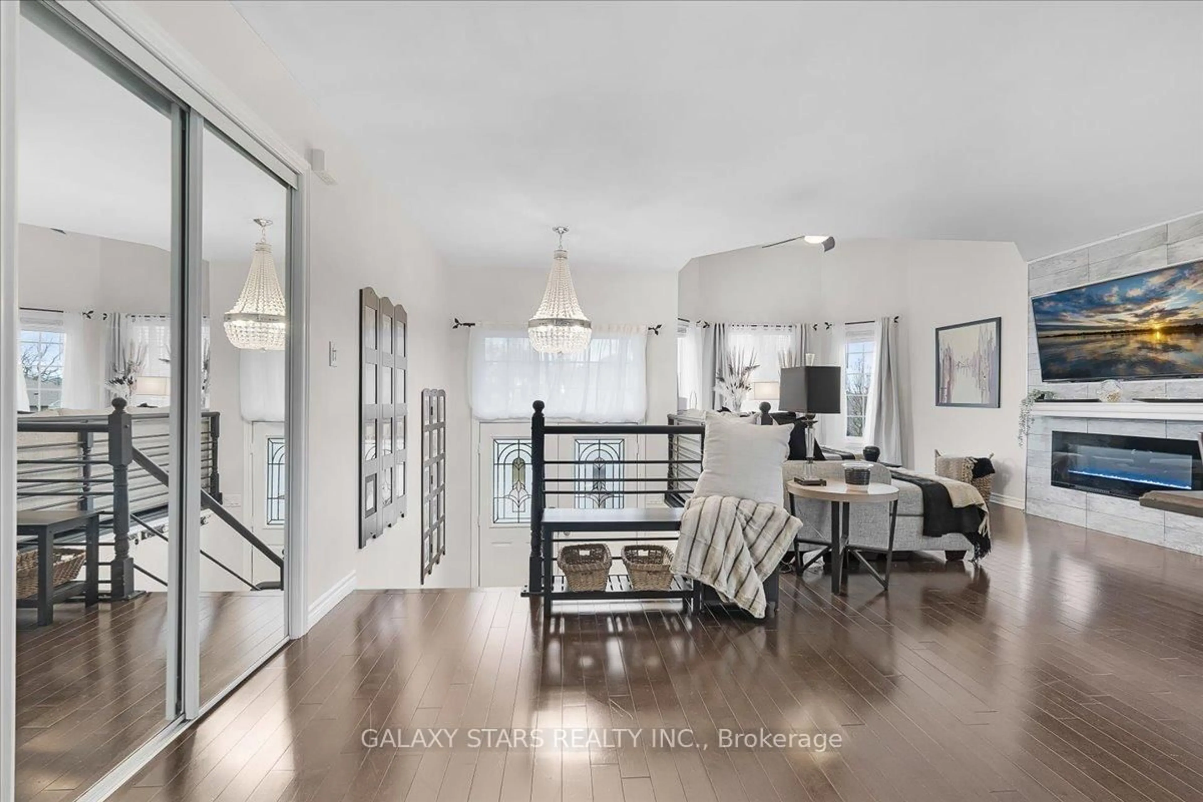 Indoor entryway for 888 Oberland Dr, Oshawa Ontario L1K 2M2