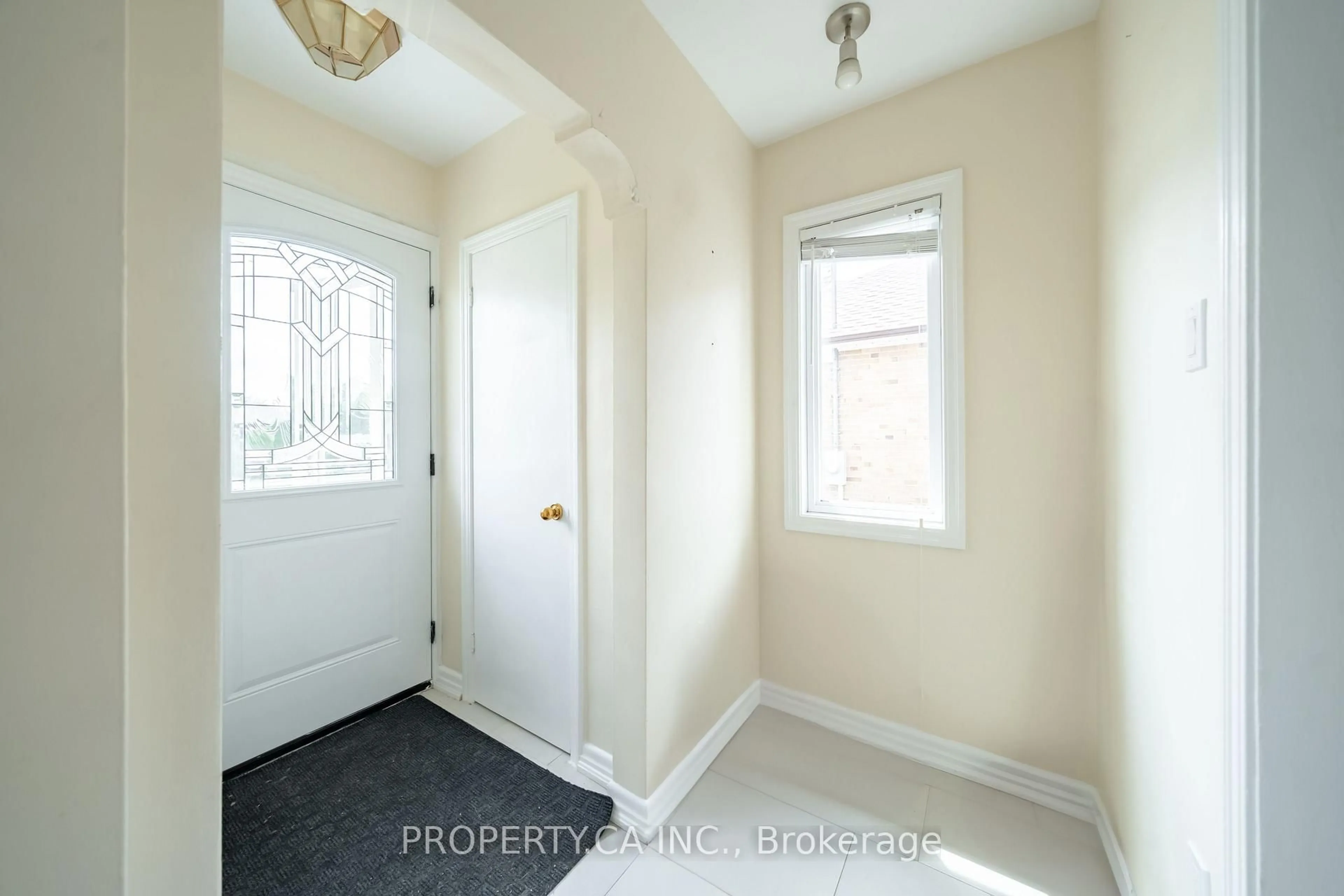 Indoor entryway for 1592 Pharmacy Ave, Toronto Ontario M1R 2K7