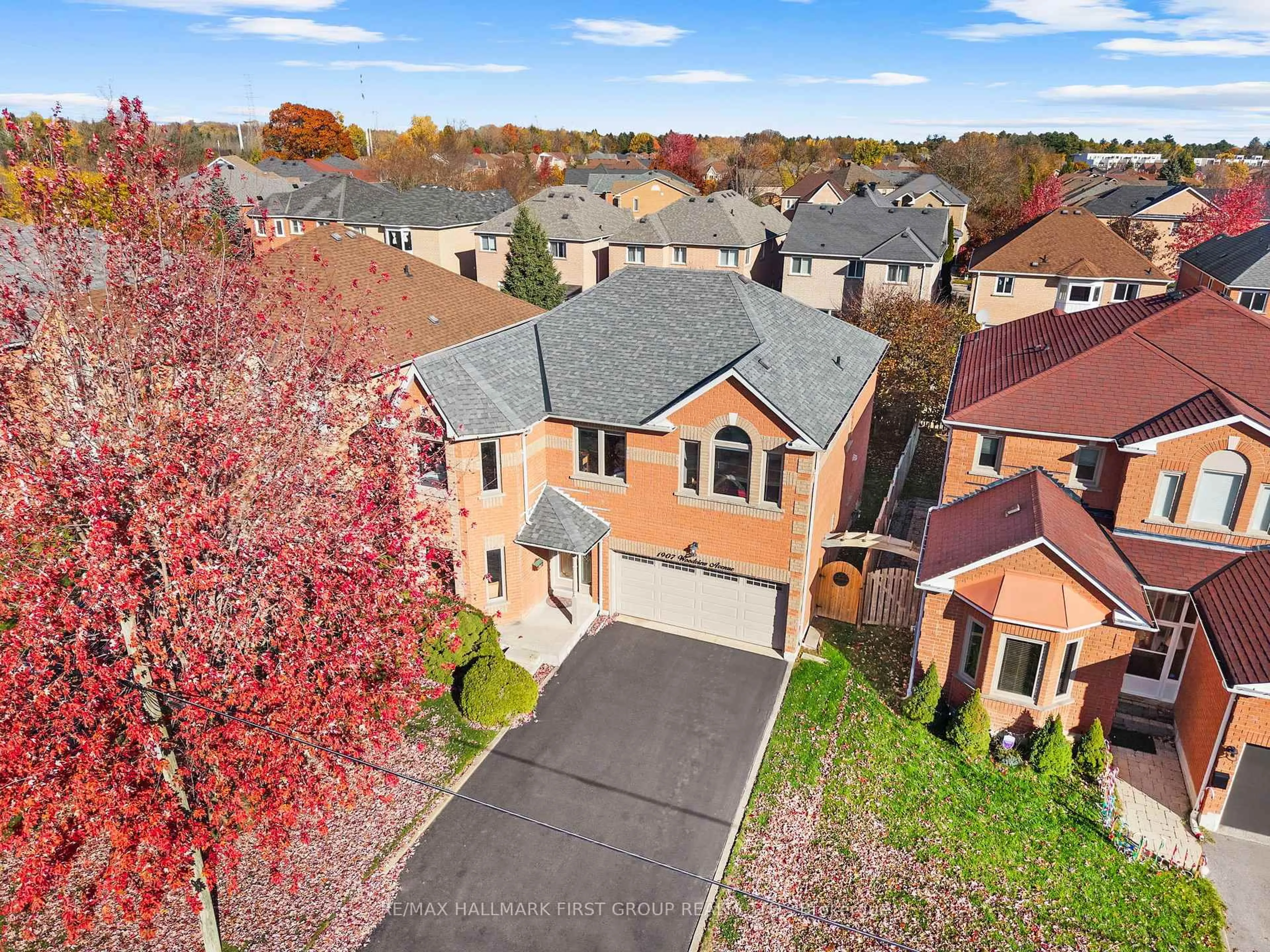 A pic from outside/outdoor area/front of a property/back of a property/a pic from drone, street for 1907 Woodview Ave, Pickering Ontario L1V 1L5