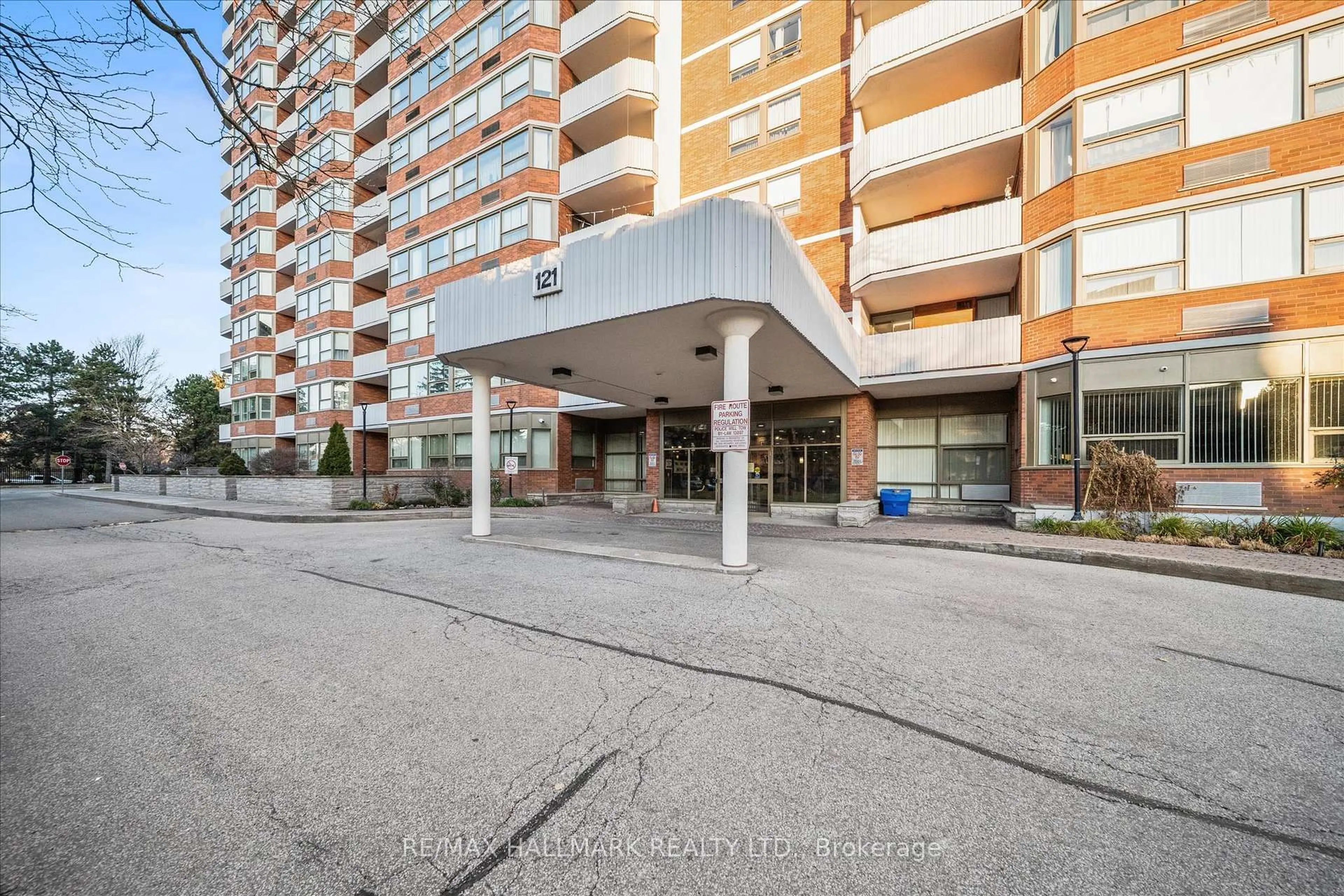 Indoor foyer for 121 Ling Rd #1504, Toronto Ontario M1E 4Y2