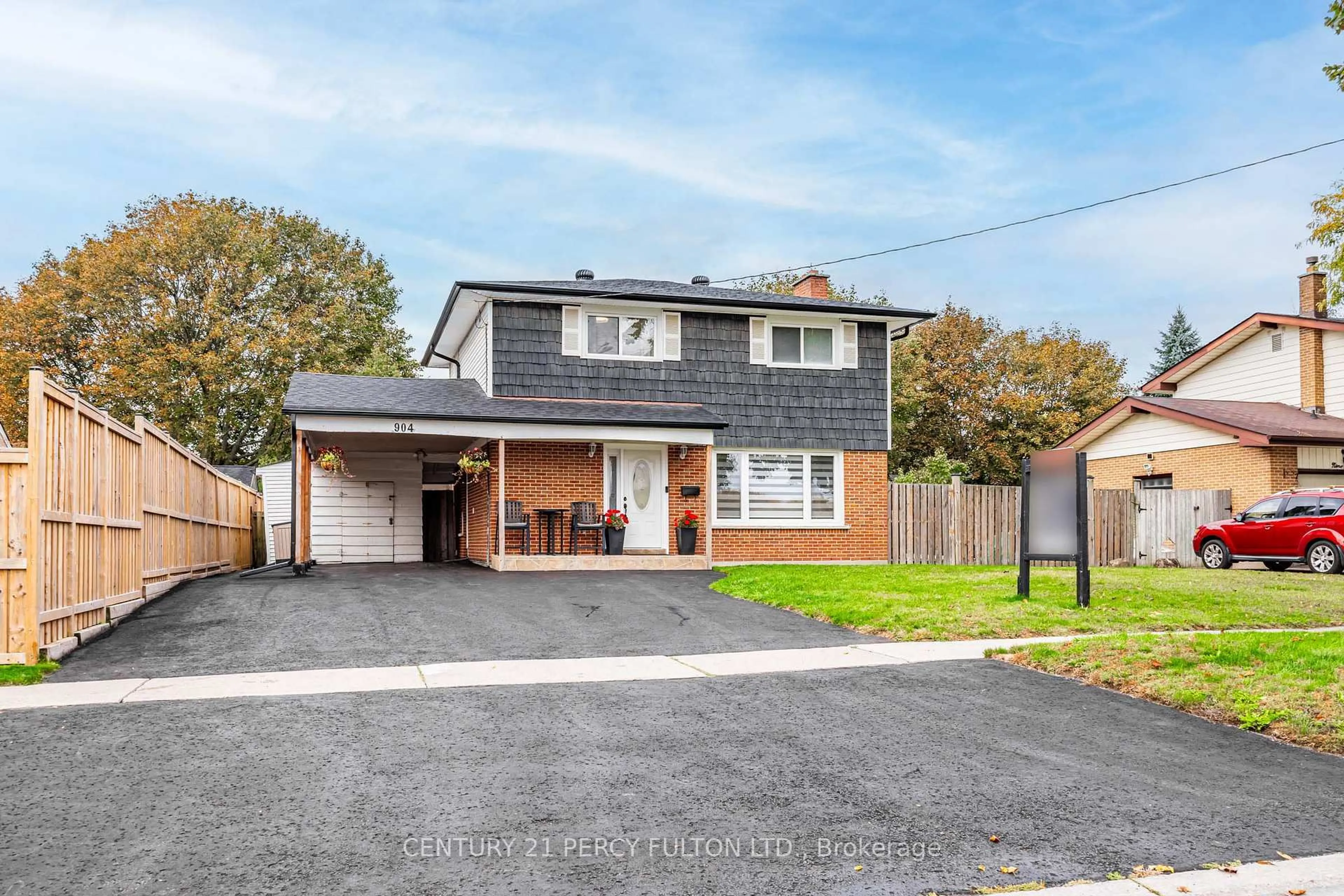 A pic from outside/outdoor area/front of a property/back of a property/a pic from drone, street for 904 Somerville St, Oshawa Ontario L1G 4J7