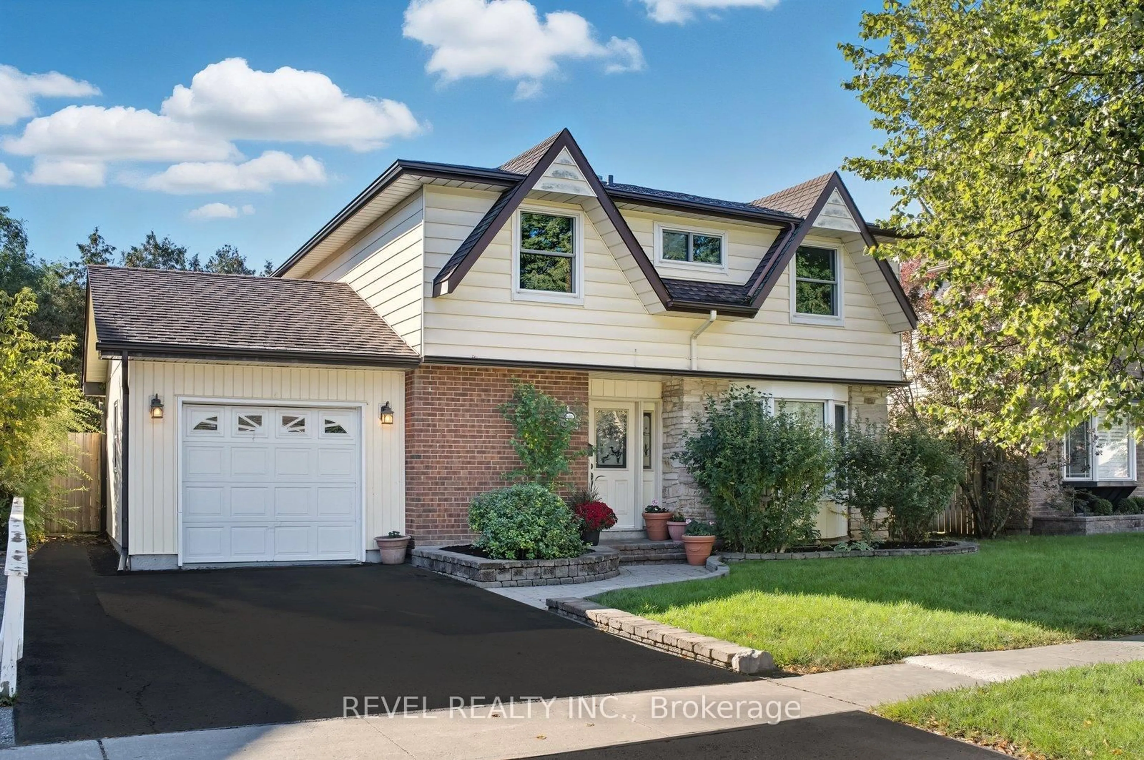 Home with vinyl exterior material, street for 909 Harding St, Whitby Ontario L1N 1Y6