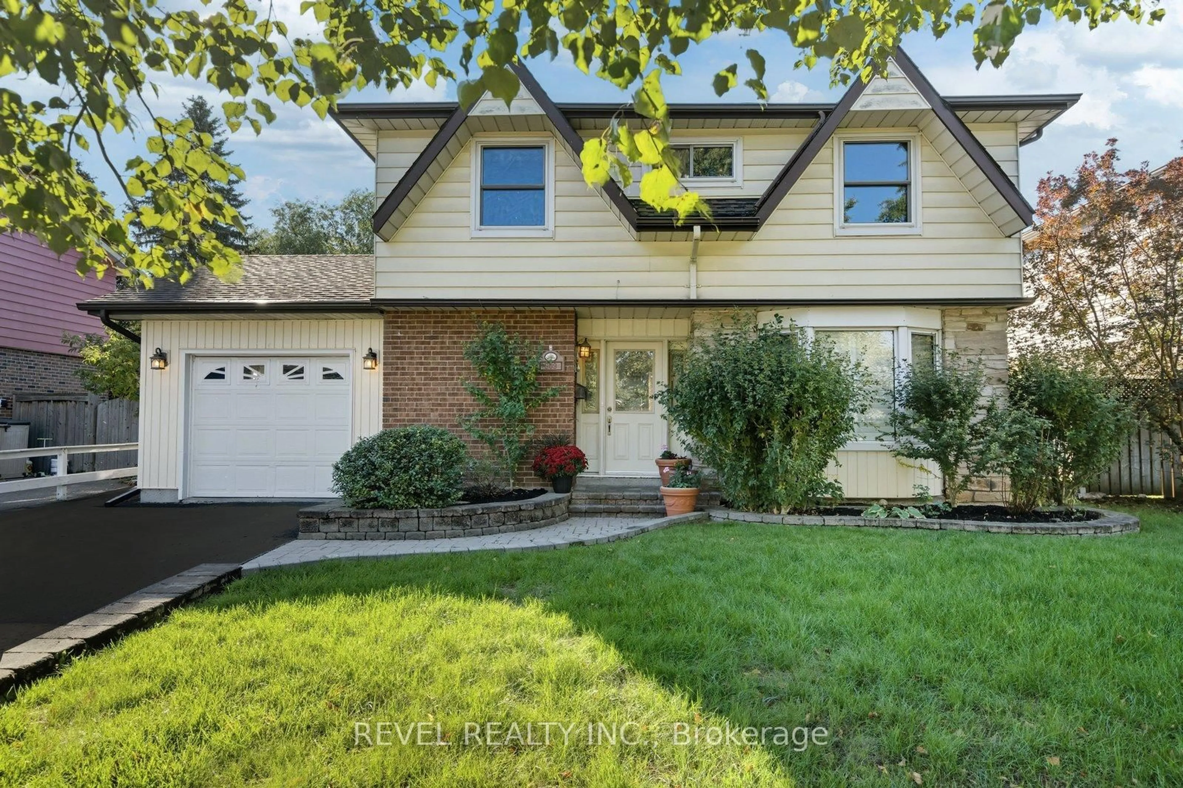 Home with vinyl exterior material, street for 909 Harding St, Whitby Ontario L1N 1Y6