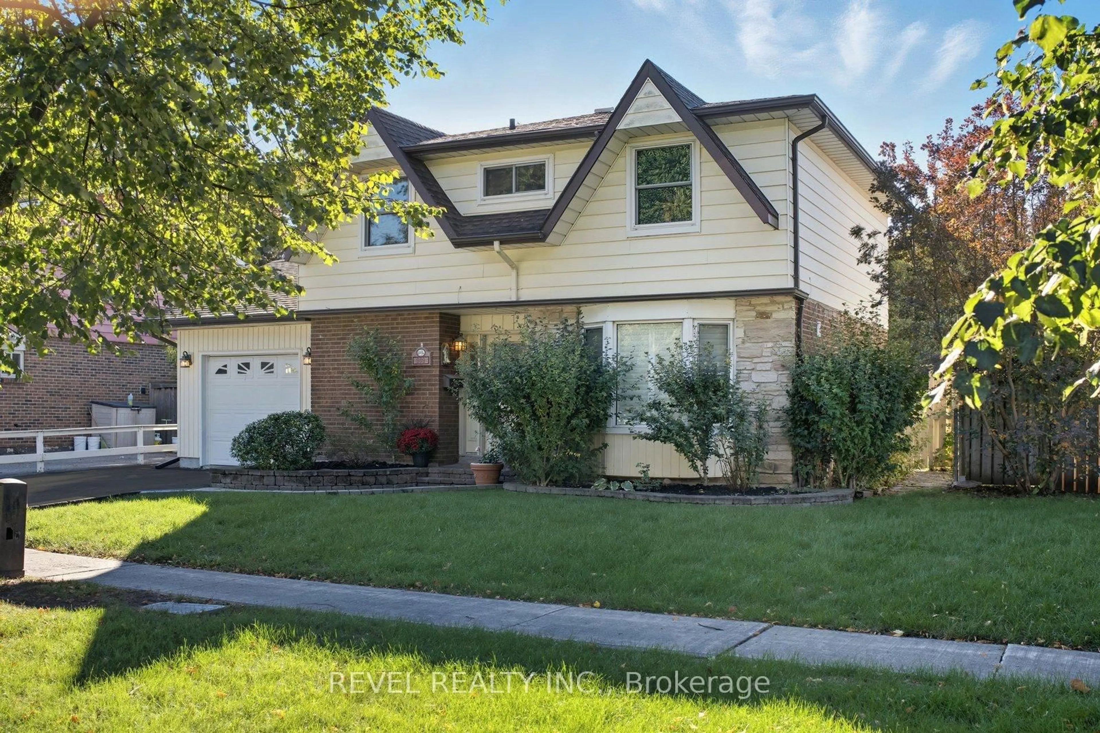 Home with vinyl exterior material, street for 909 Harding St, Whitby Ontario L1N 1Y6