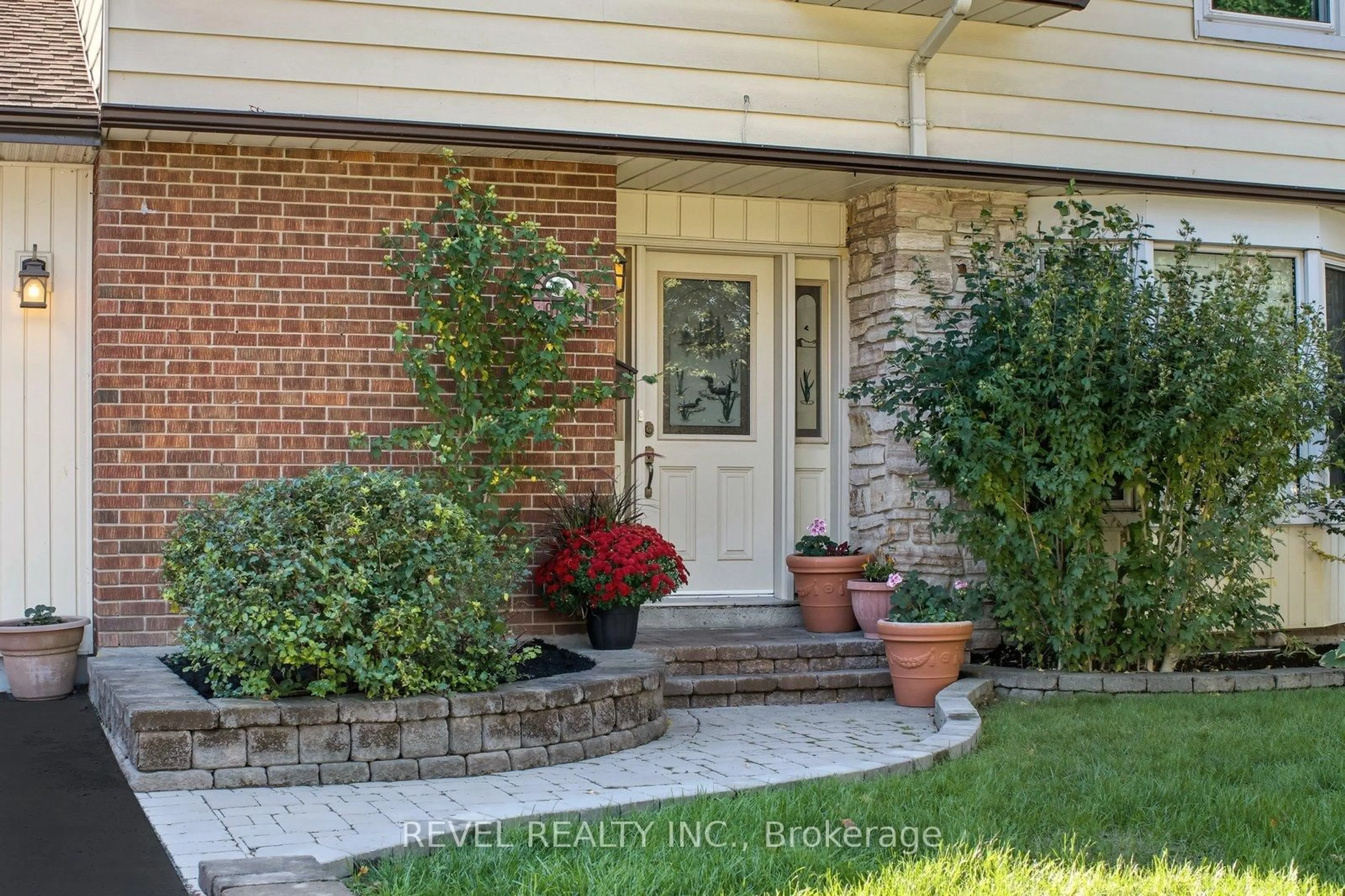 Indoor entryway for 909 Harding St, Whitby Ontario L1N 1Y6